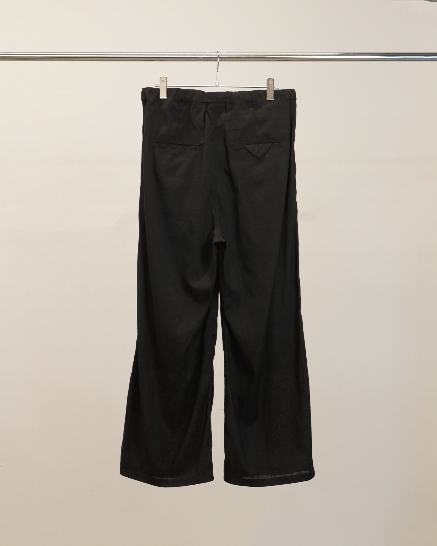 LINEN POPLIN BELT-LESS SLACKS(BLACK)