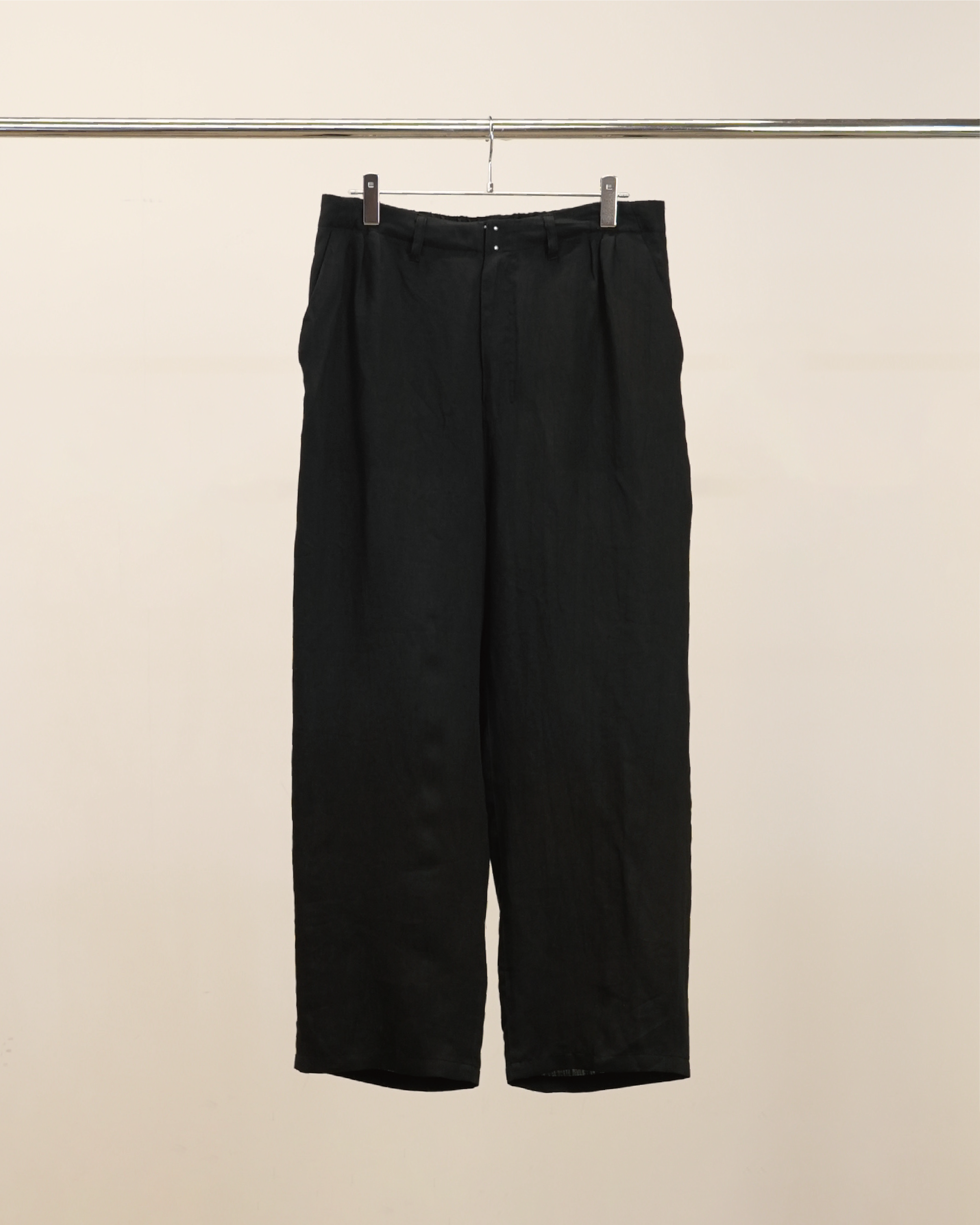 100/S LINEN TUCK SLACKS(BLACK) – ANCELLM 100/S LINEN TUCK SLACKS(BLACK) – ANCELLM
