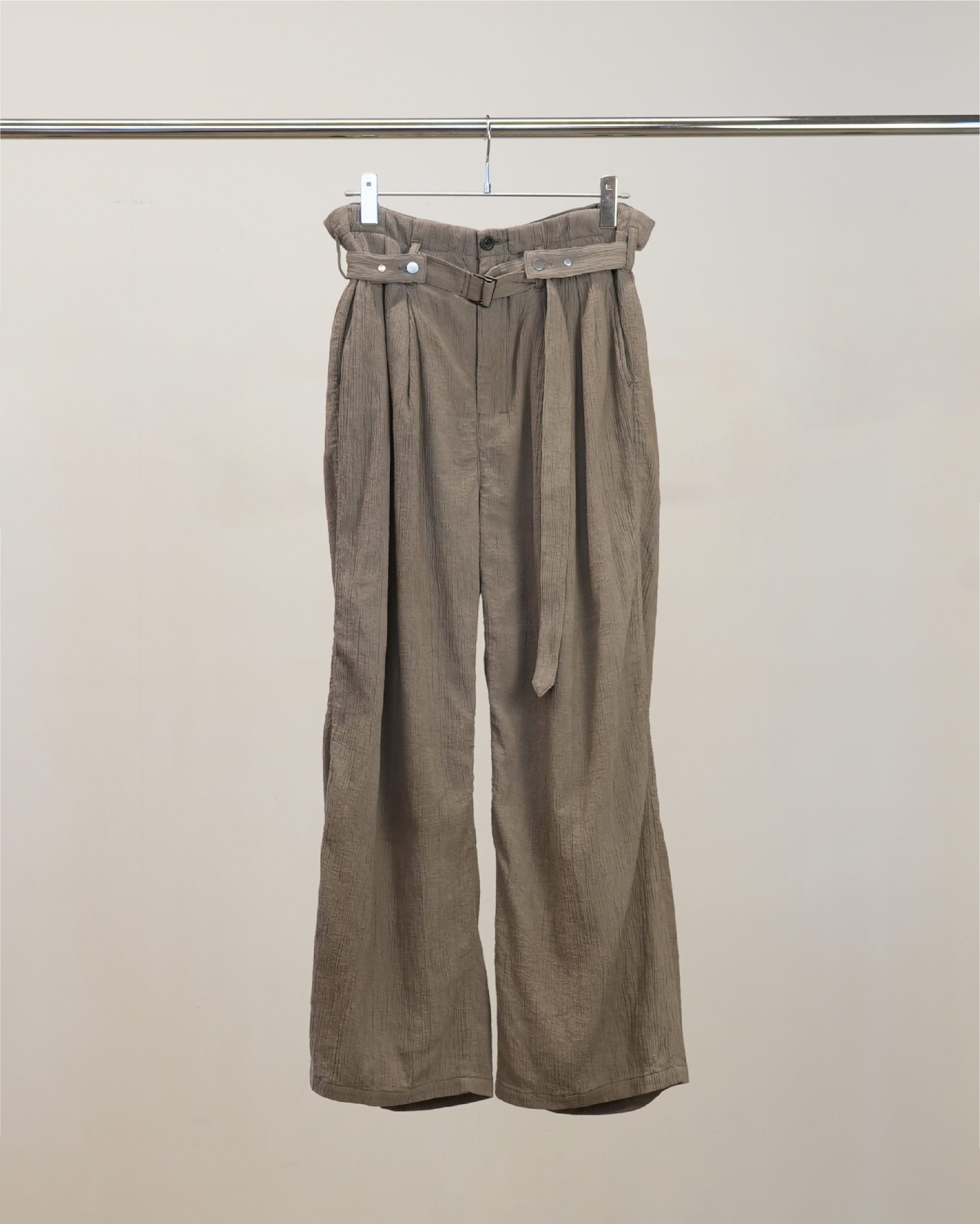 BELTED CREPE TUCK SLACKS(GREIGE) – ANCELLM