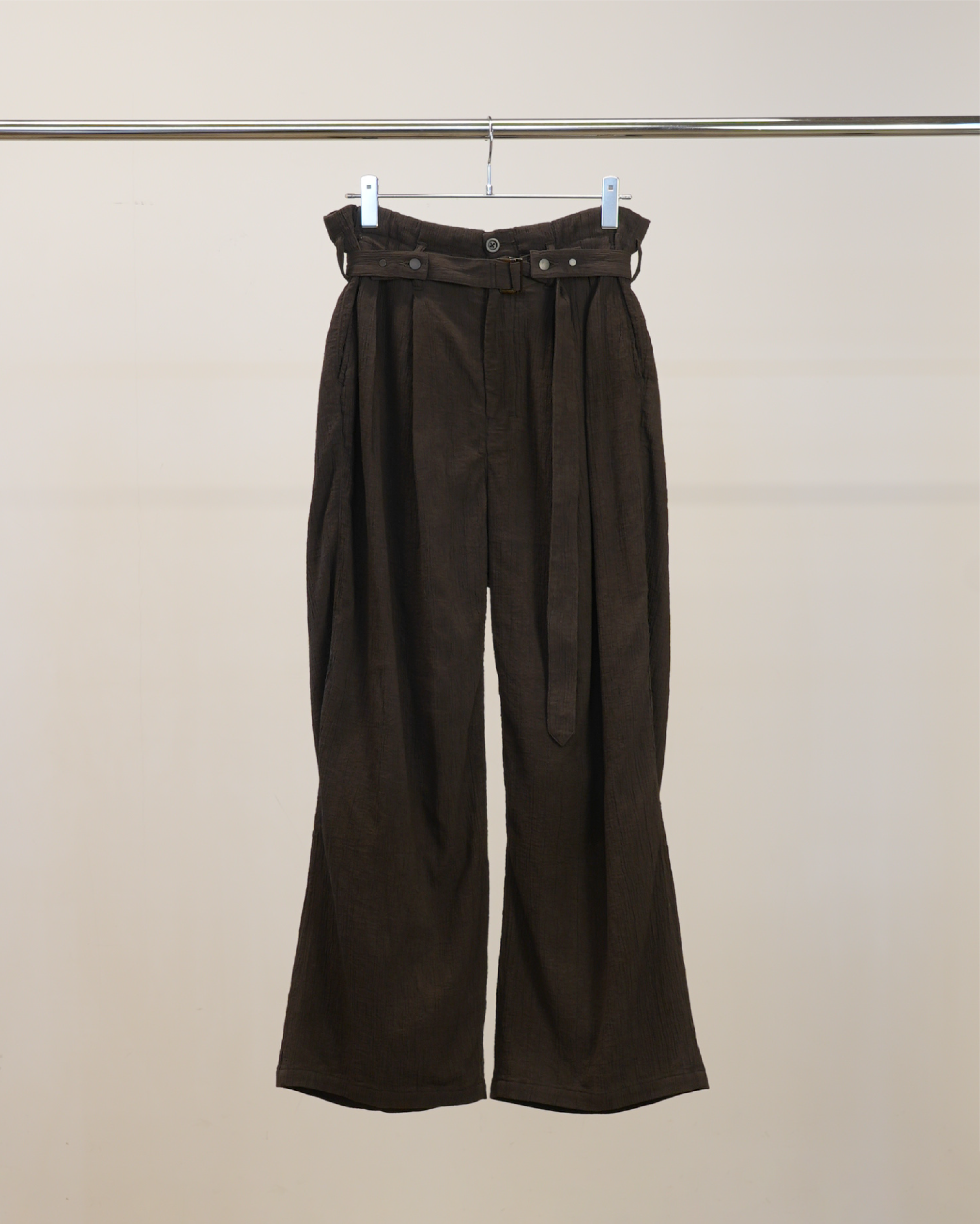 BELTED CREPE TUCK SLACKS(BROWN) – ANCELLM