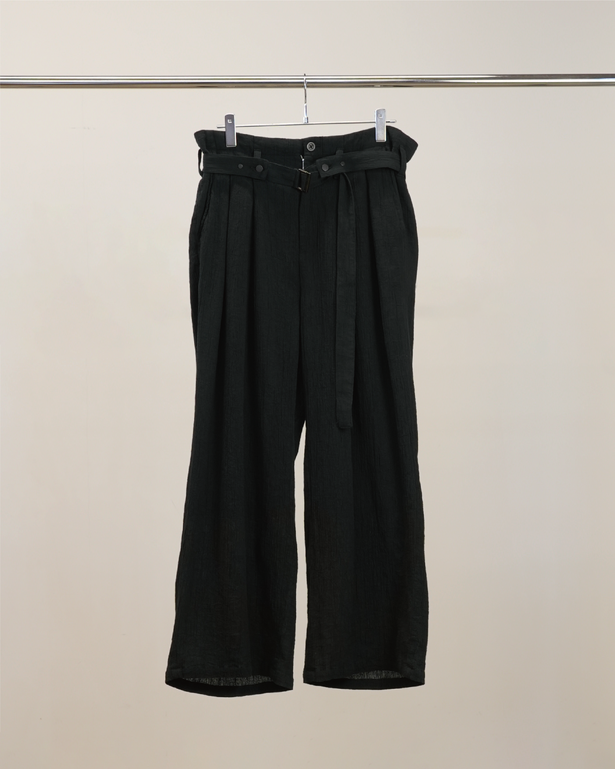BELTED CREPE TUCK SLACKS(BLACK) – ANCELLM