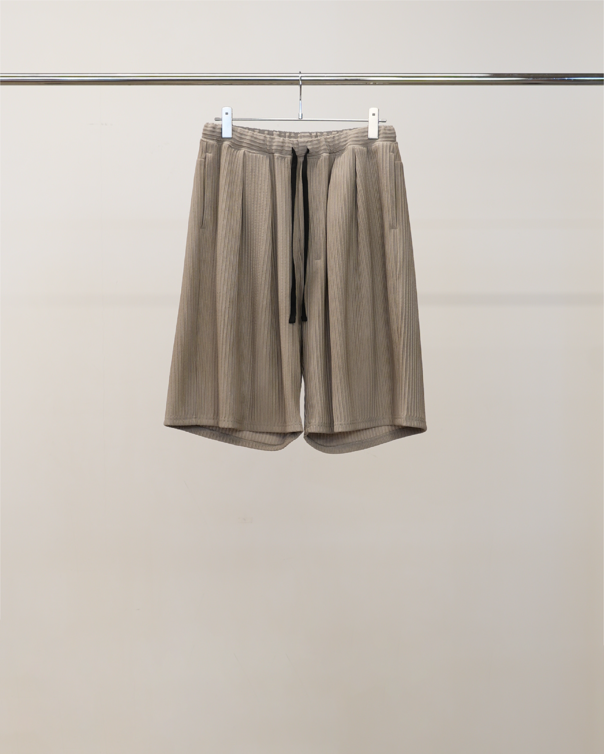 WRINKLED STRIPE TUCK SHORT PANTS(GREIGE) – ANCELLM