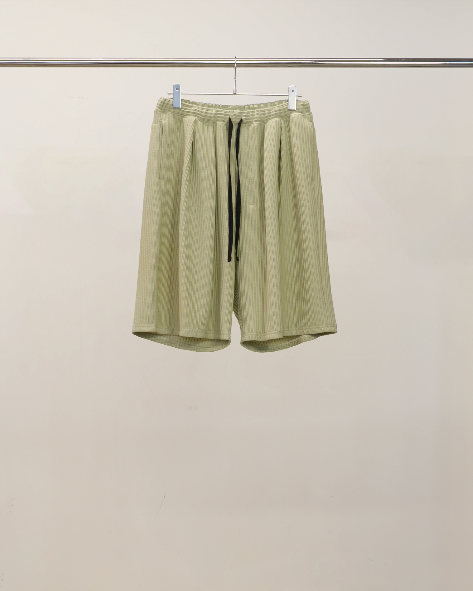 WRINKLED STRIPE TUCK SHORT PANTS(WASABI) – ANCELLM