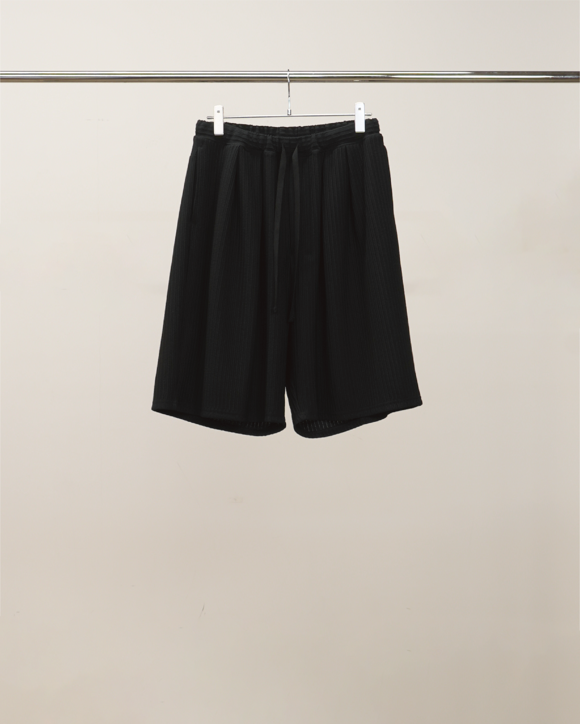 WRINKLED STRIPE TUCK SHORT PANTS(BLACK) – ANCELLM