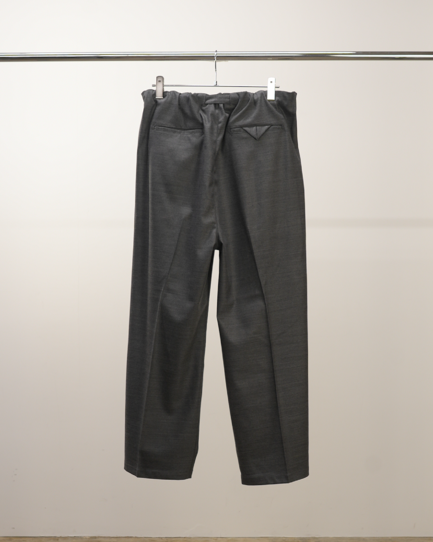 BACKSATIN BELTLESS SLACKS(GRAY)