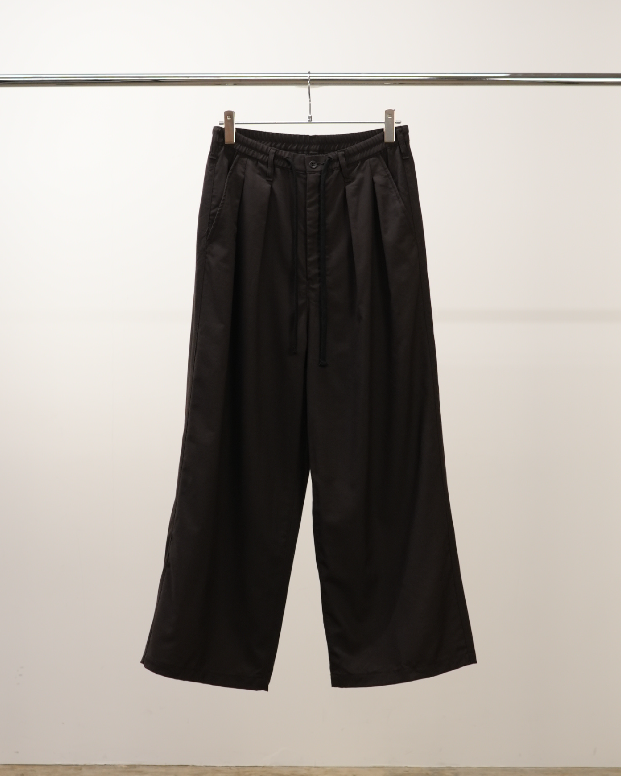 WOOL CALMSSKIN TUCK EASY SLACKS(BROWN) – ANCELLM