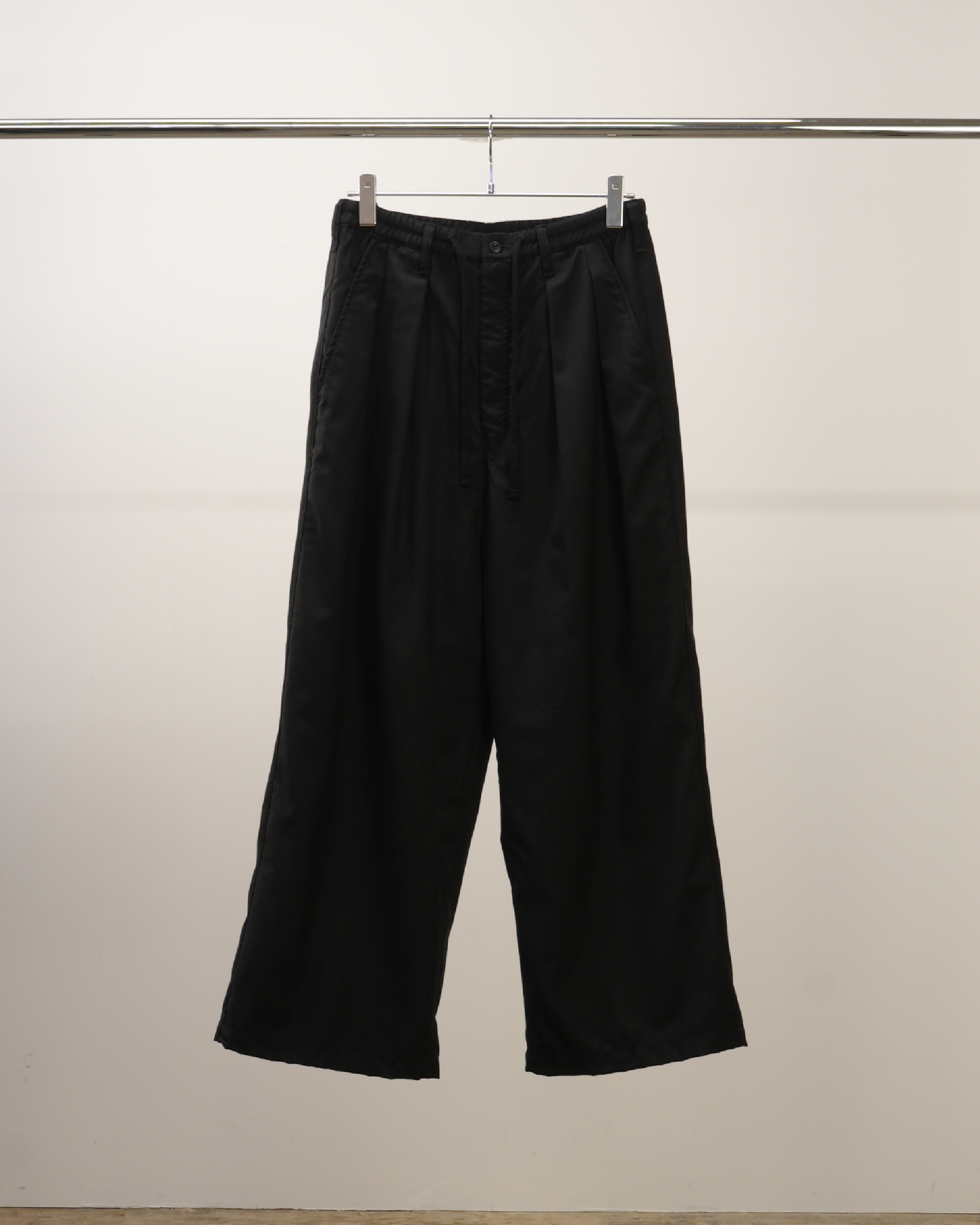 WOOL CALMSSKIN TUCK EASY SLACKS(BLACK) – ANCELLM