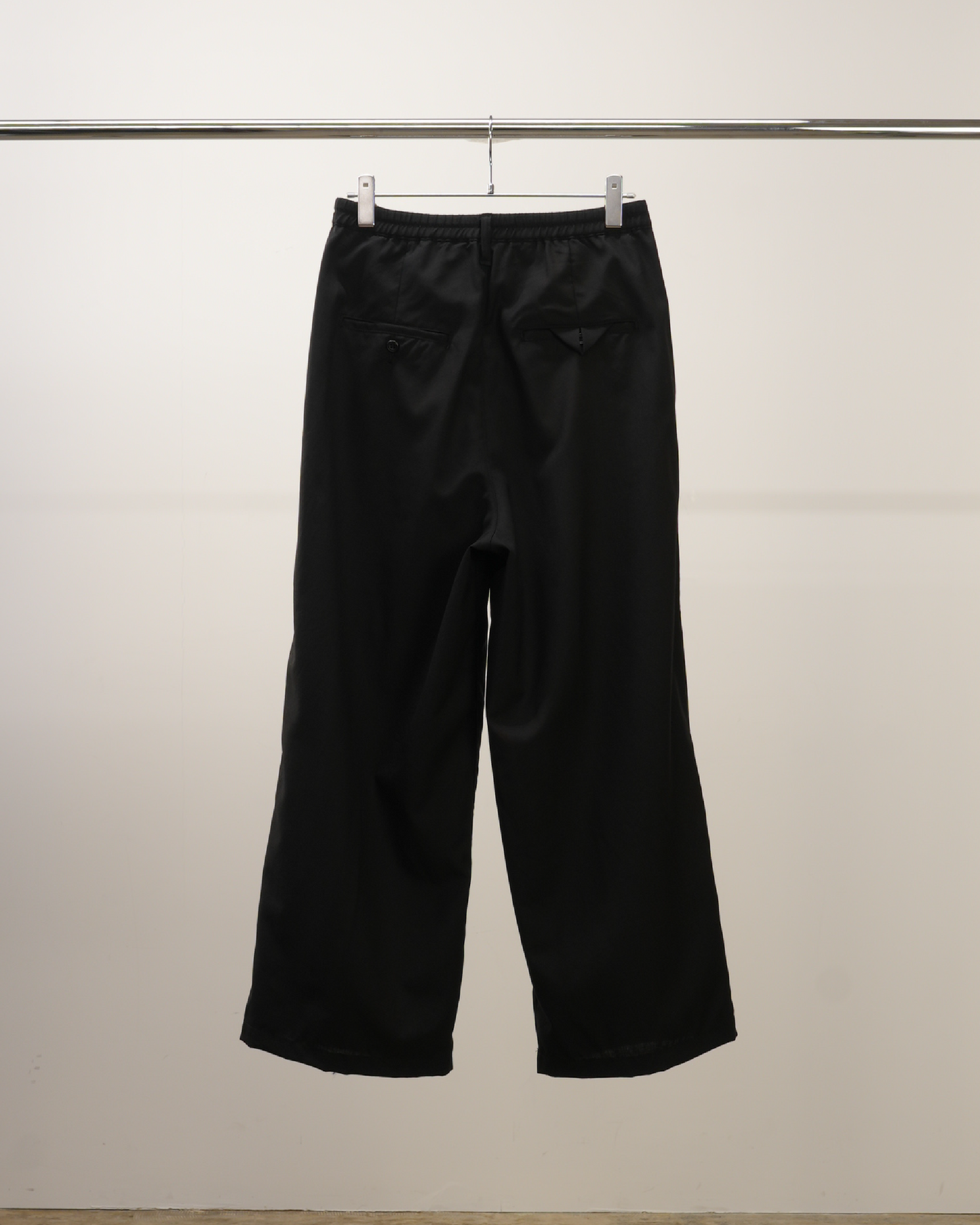 WOOL CALMSSKIN TUCK EASY SLACKS(BLACK)