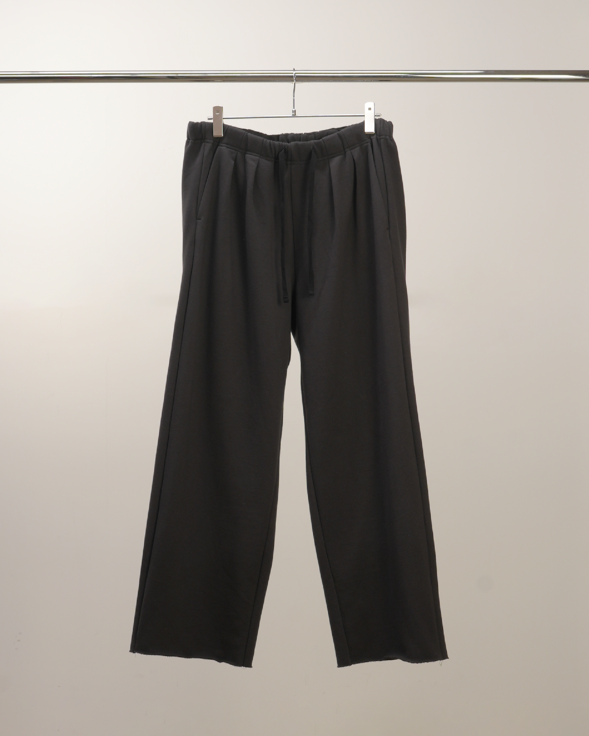 TUCK SWEAT PANTS(D.OLIVE) – ANCELLM