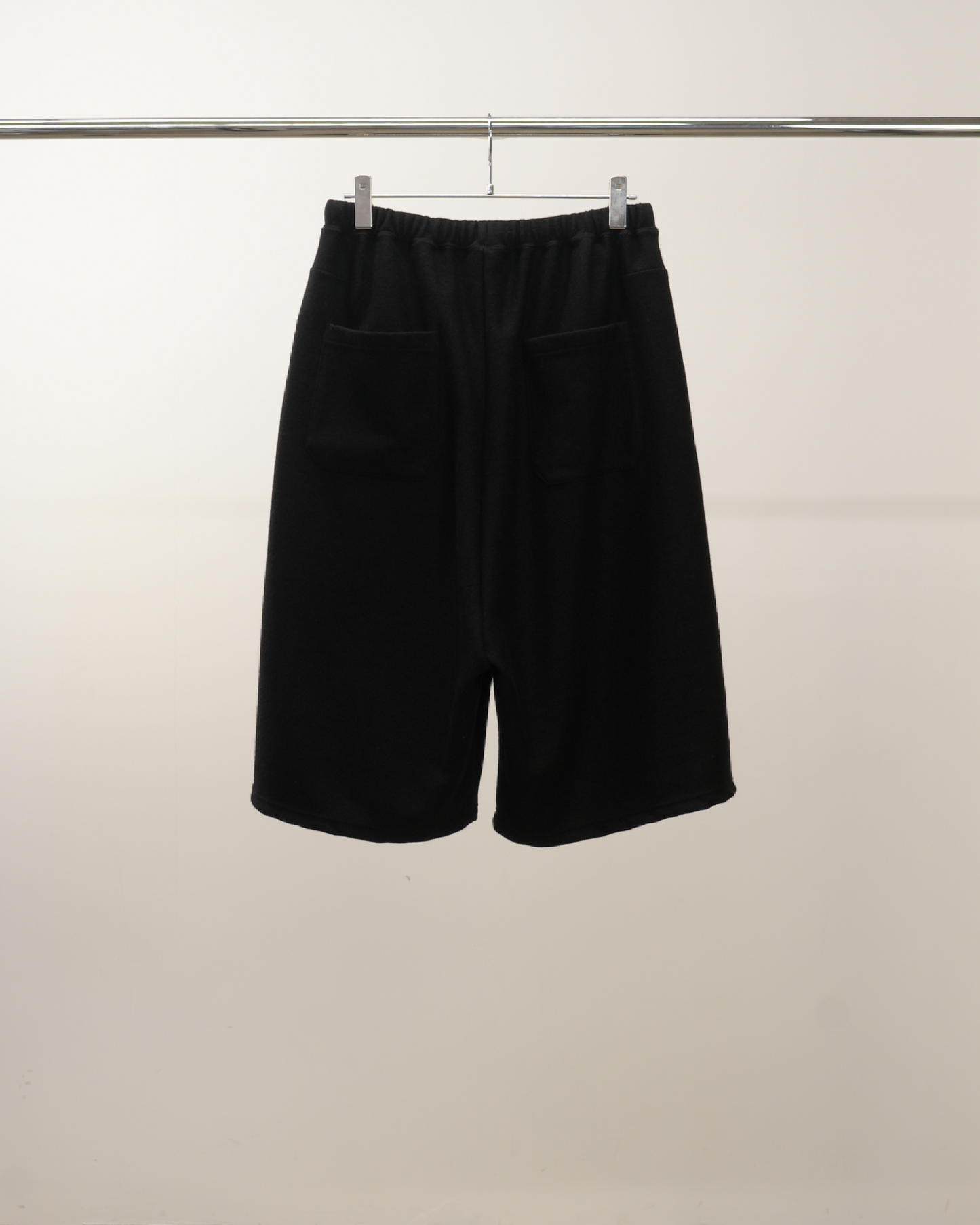 WOOL 3/4 TUCK SWEAT SHORTS(BLACK)