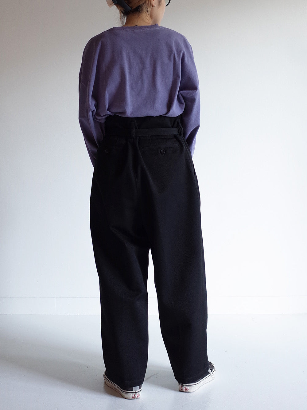 BELTED W/C TUCK WIDE PANTS(BLACK)