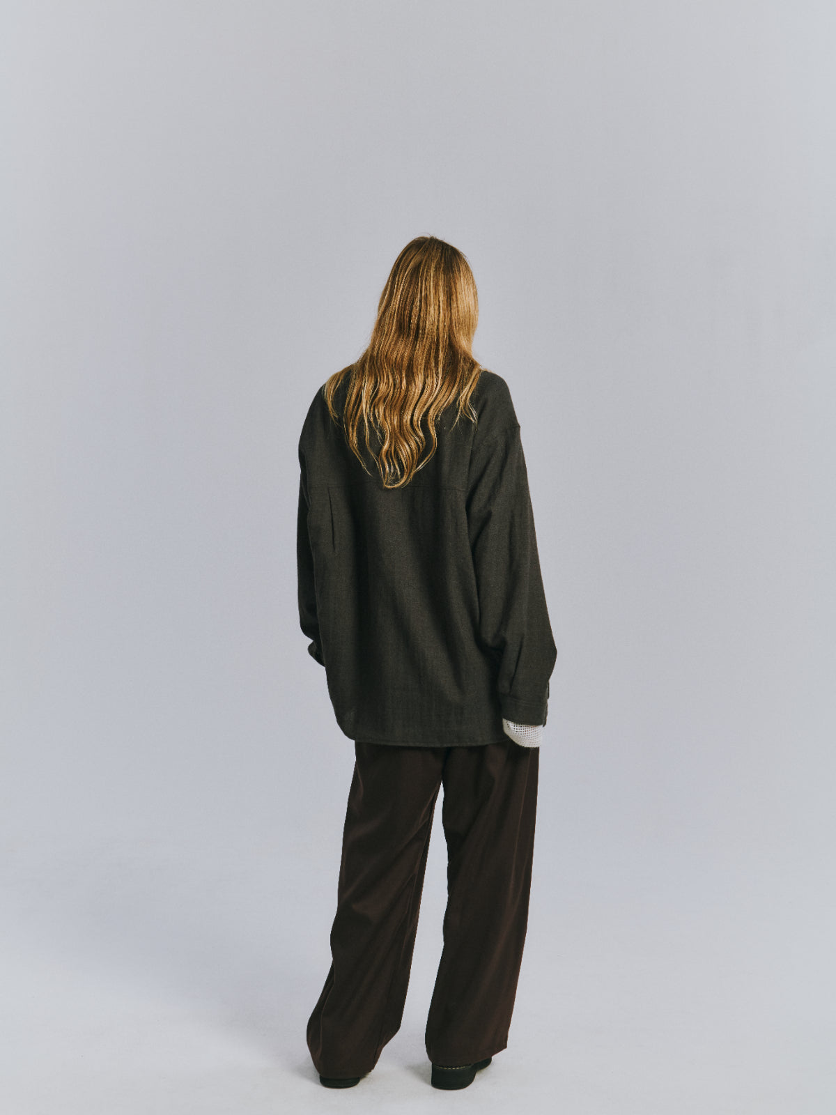 BELTED LINEN TUCK SLACKS(BROWN)
