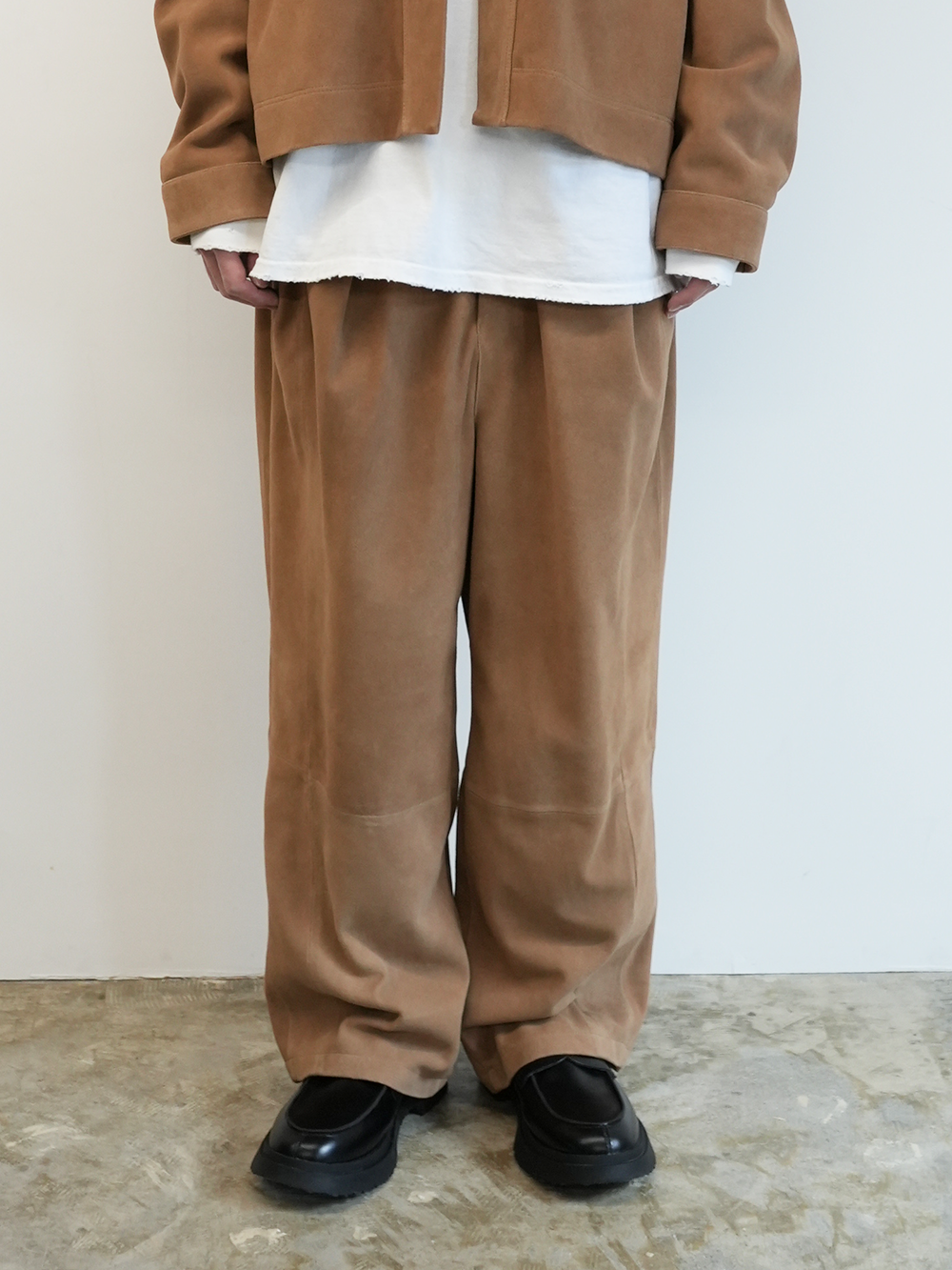 SUEDE WIDE TUCK SLACKS(BROWN)