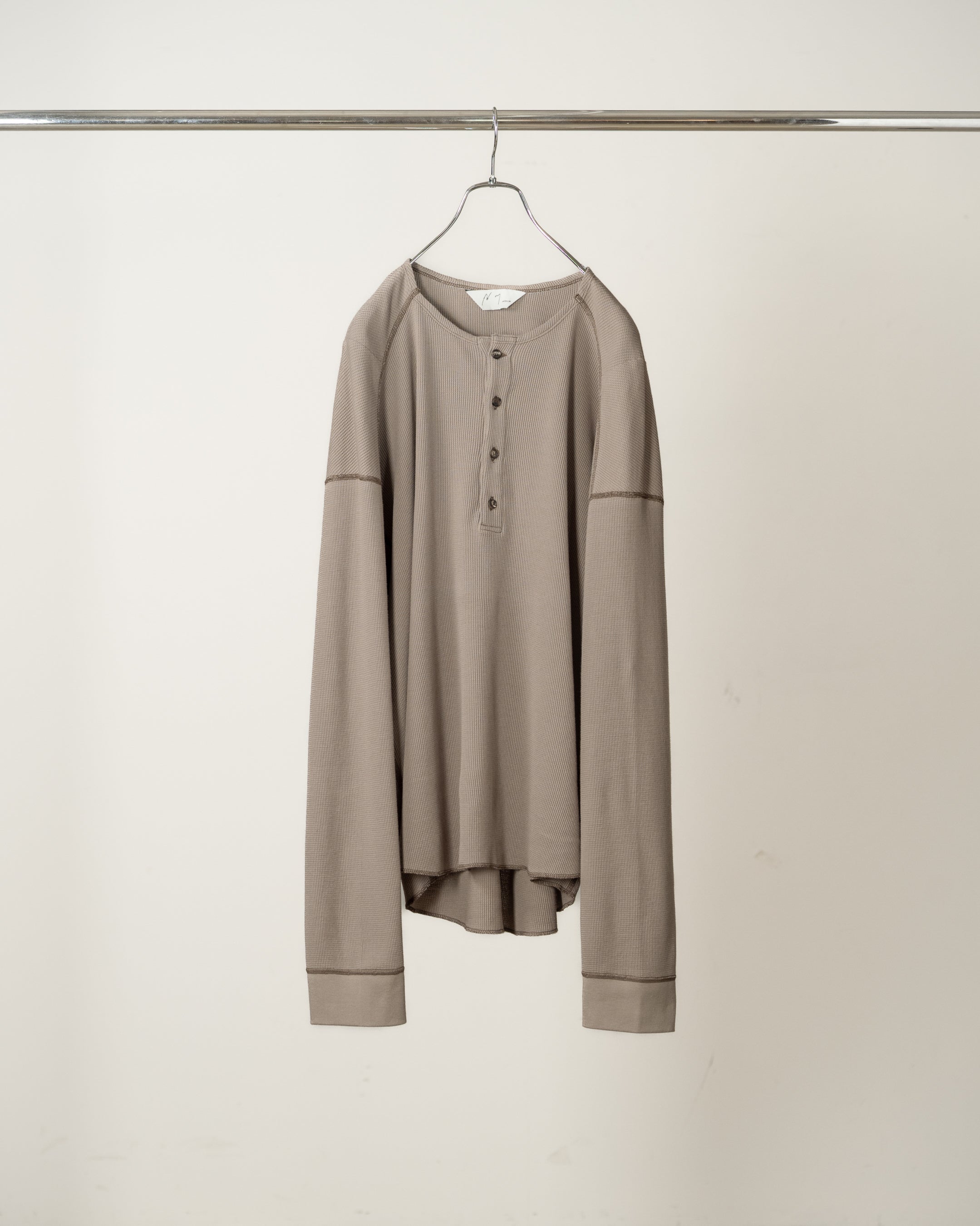 C/CA HENLEY LS T-SHIRT(SAND) – ANCELLM