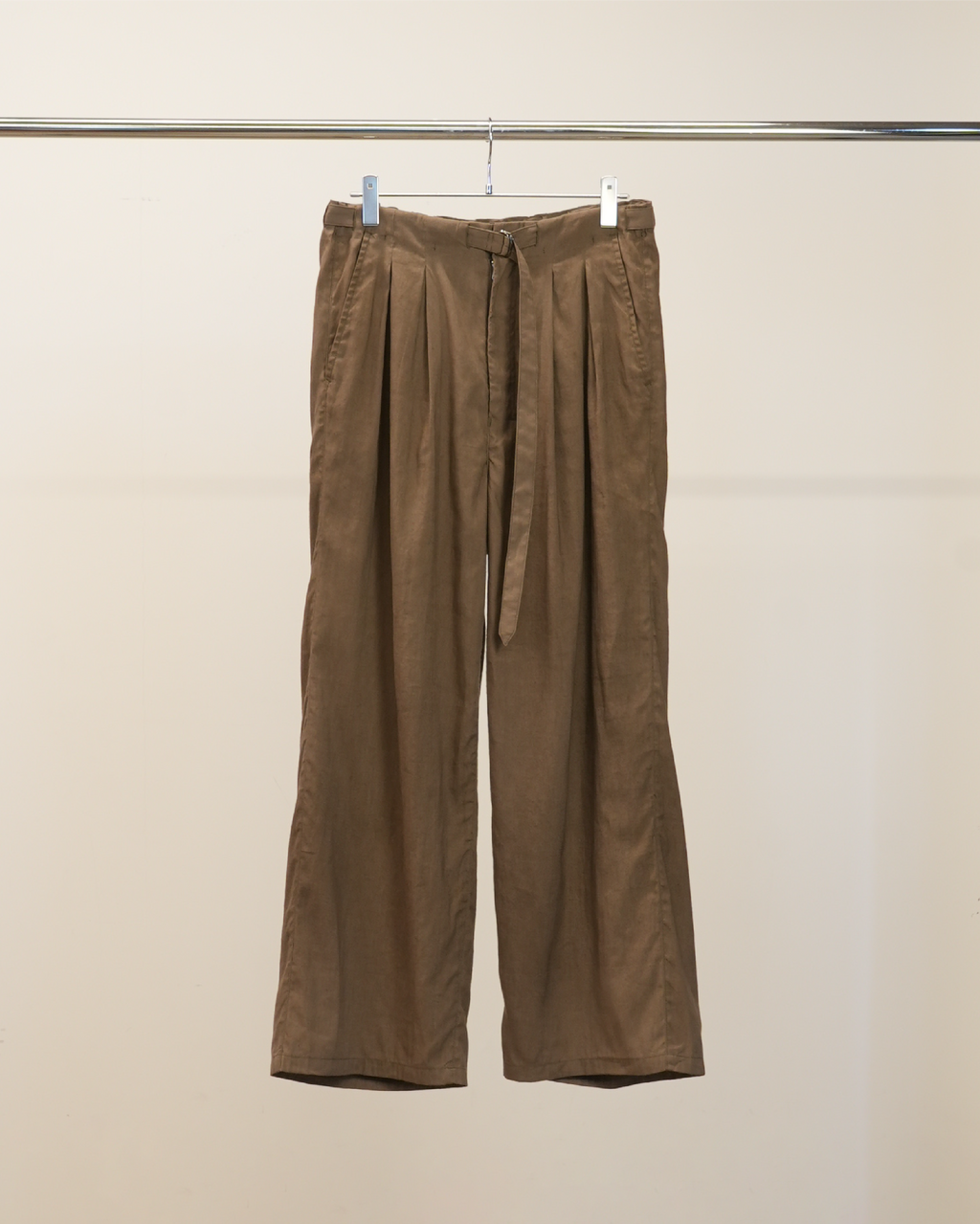 LINEN POPLIN BELT-LESS SLACKS(BROWN)