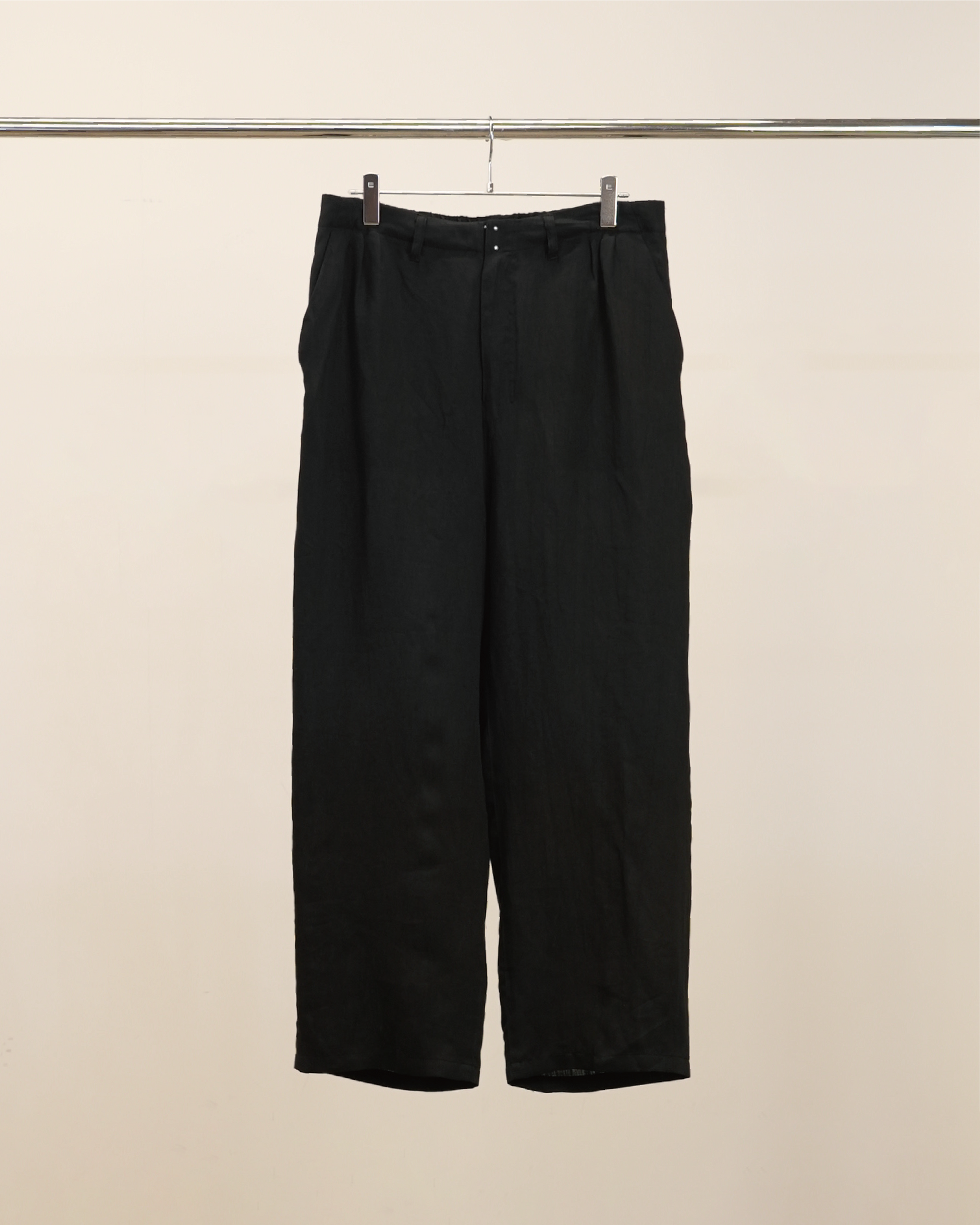 捕*虜様 ANCELLM 26ss 100/S LINEN TUCK SLACK 100/S LINEN TUCK SLACKS(BLACK) – ANCELLM