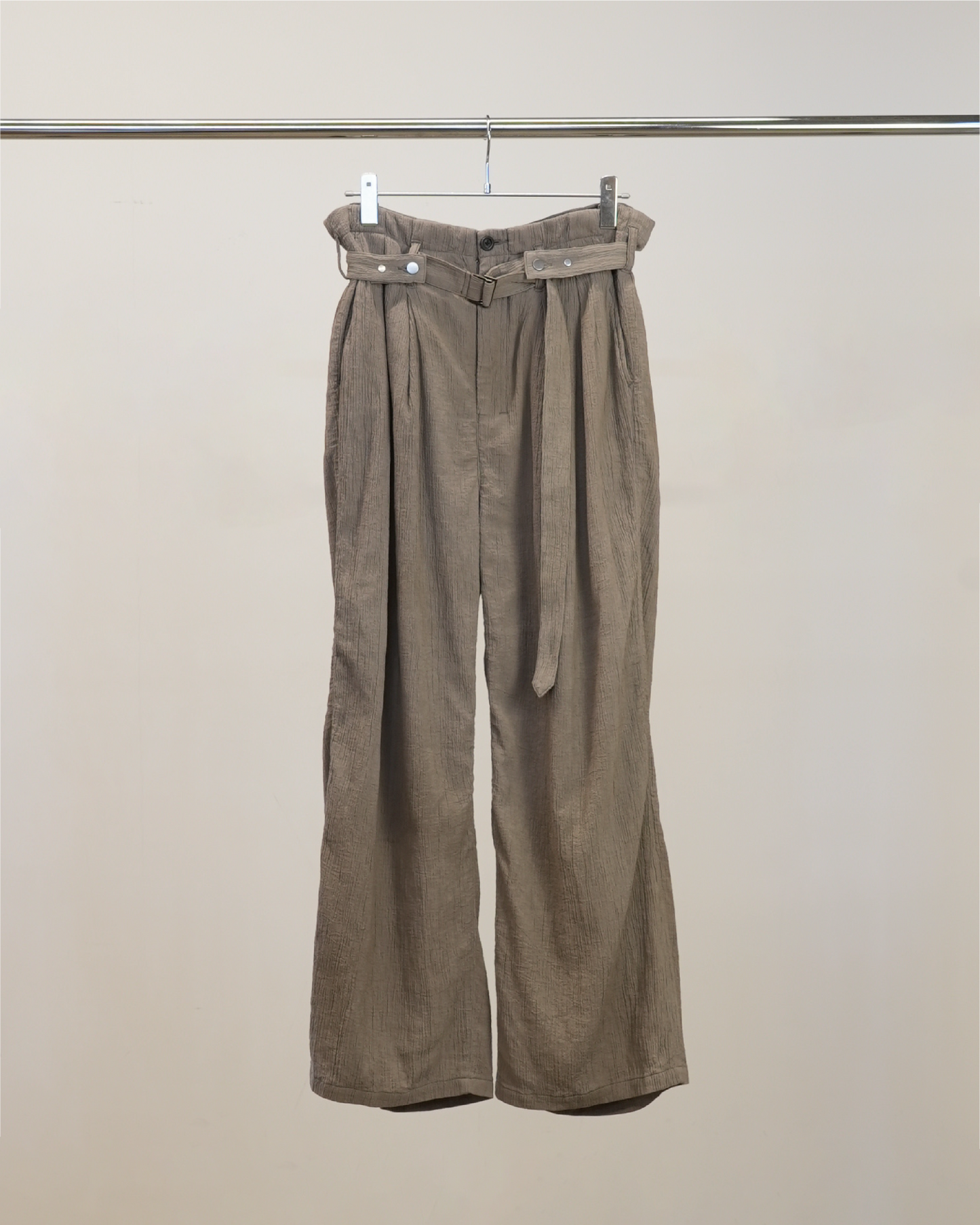 BELTED CREPE TUCK SLACKS(GREIGE)