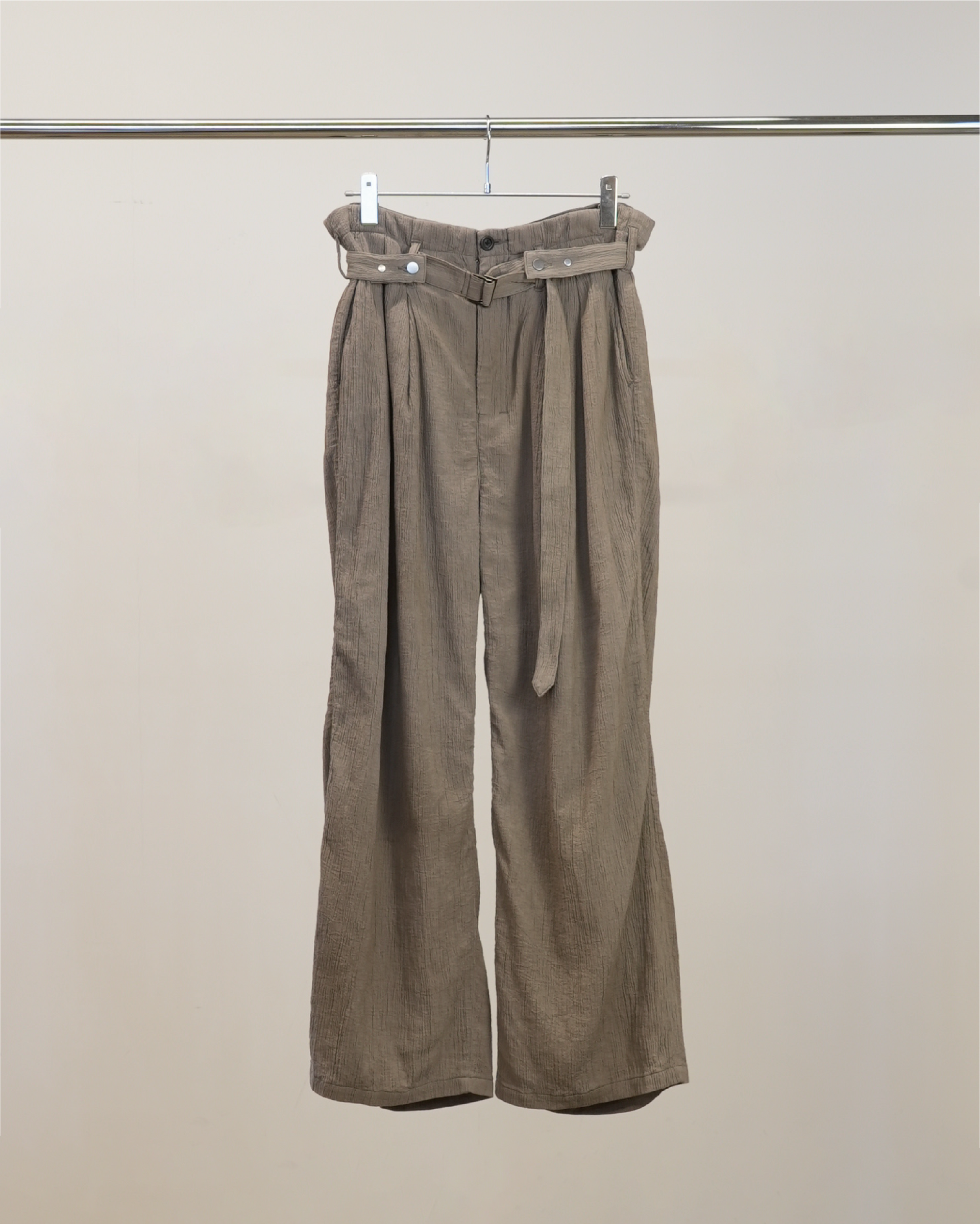 BELTED CREPE TUCK SLACKS(GREIGE) – ANCELLM
