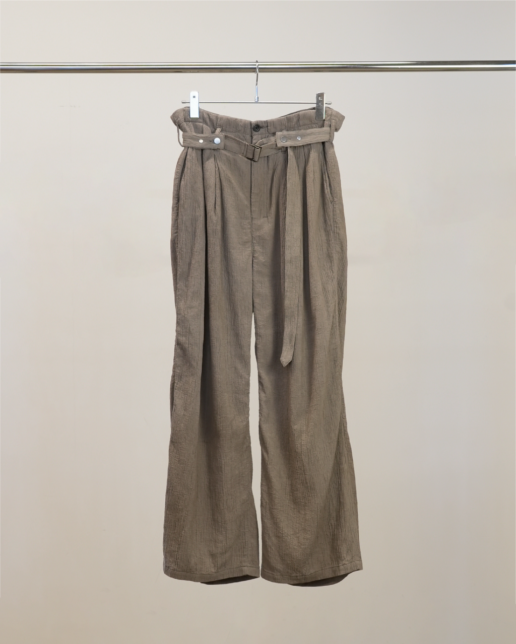 BELTED CREPE TUCK SLACKS(GREIGE)