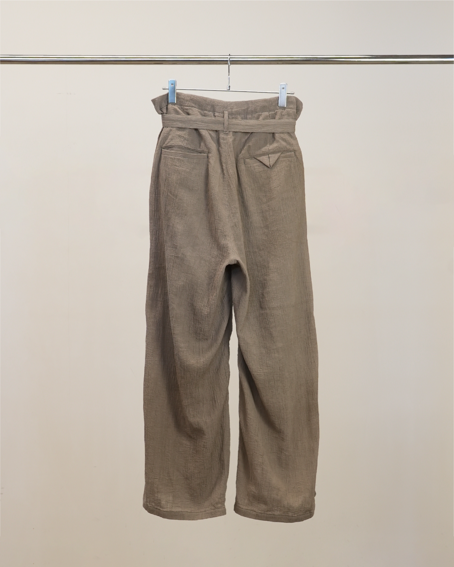 BELTED CREPE TUCK SLACKS(GREIGE) – ANCELLM