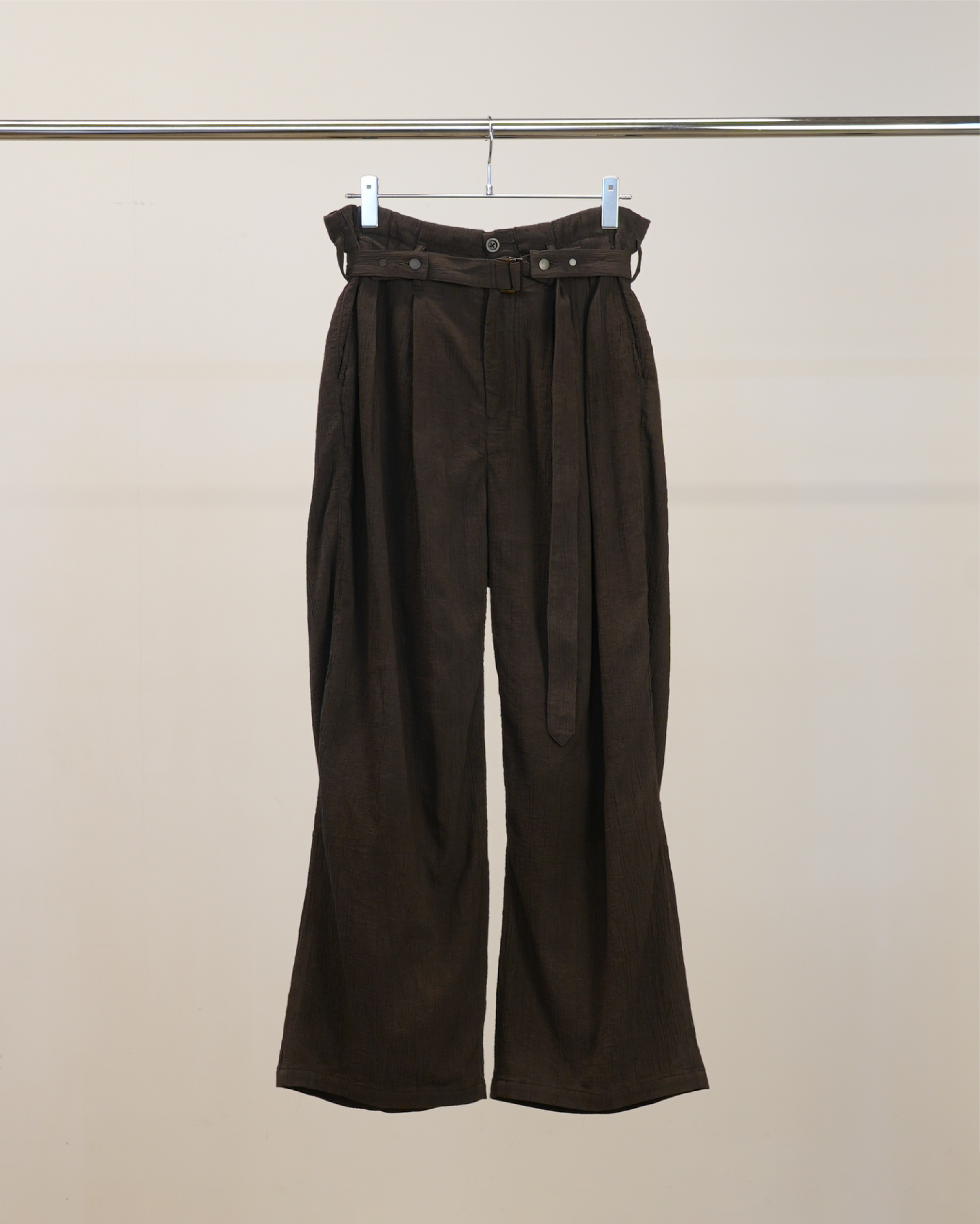 BELTED CREPE TUCK SLACKS(BROWN) – ANCELLM