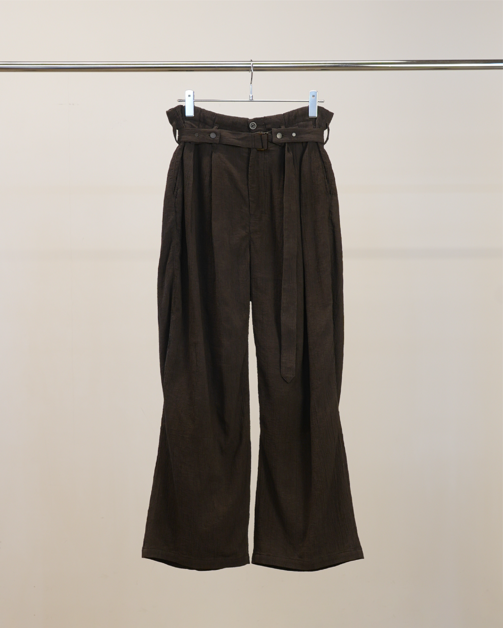 BELTED CREPE TUCK SLACKS(BROWN)