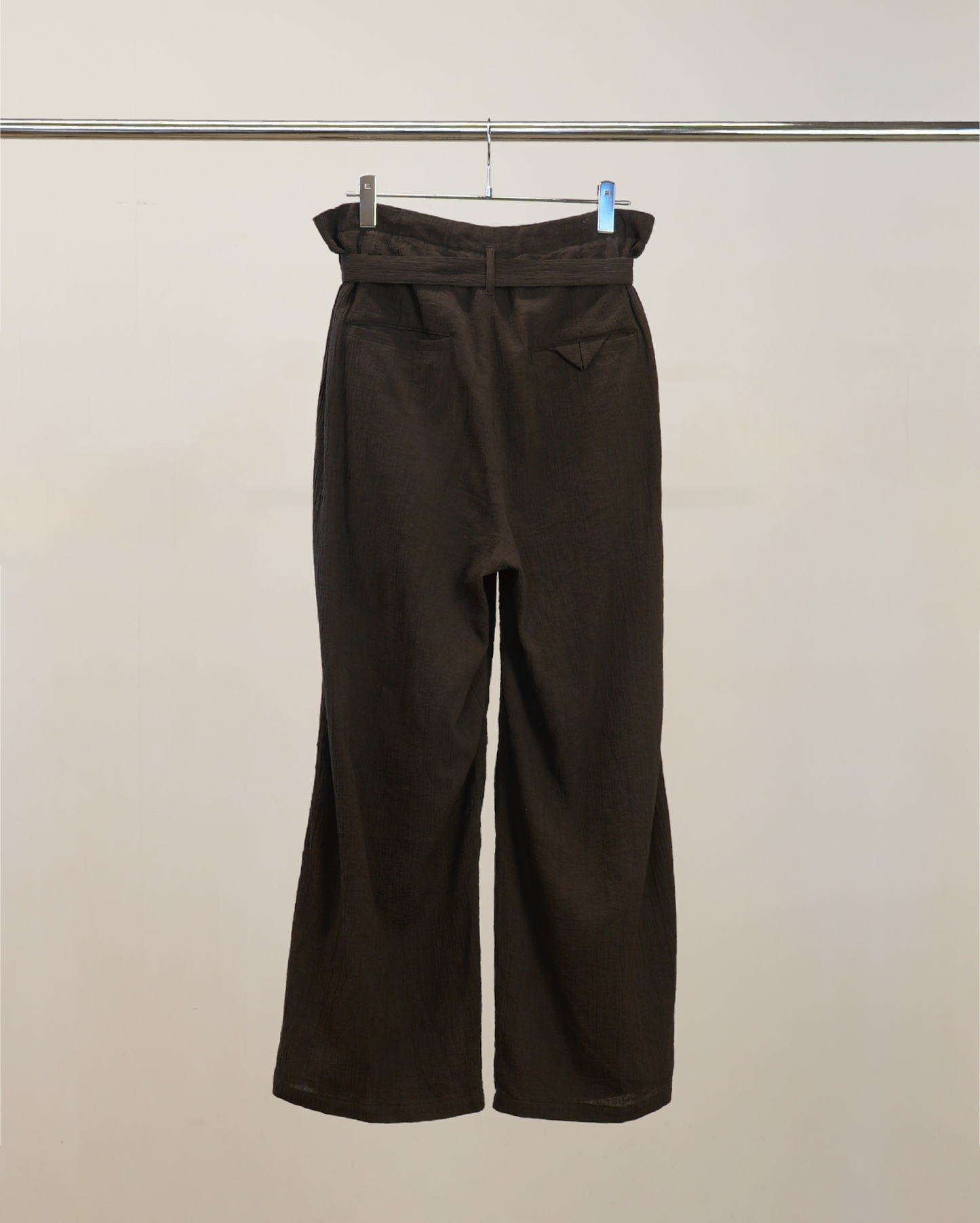 BELTED CREPE TUCK SLACKS(BROWN)