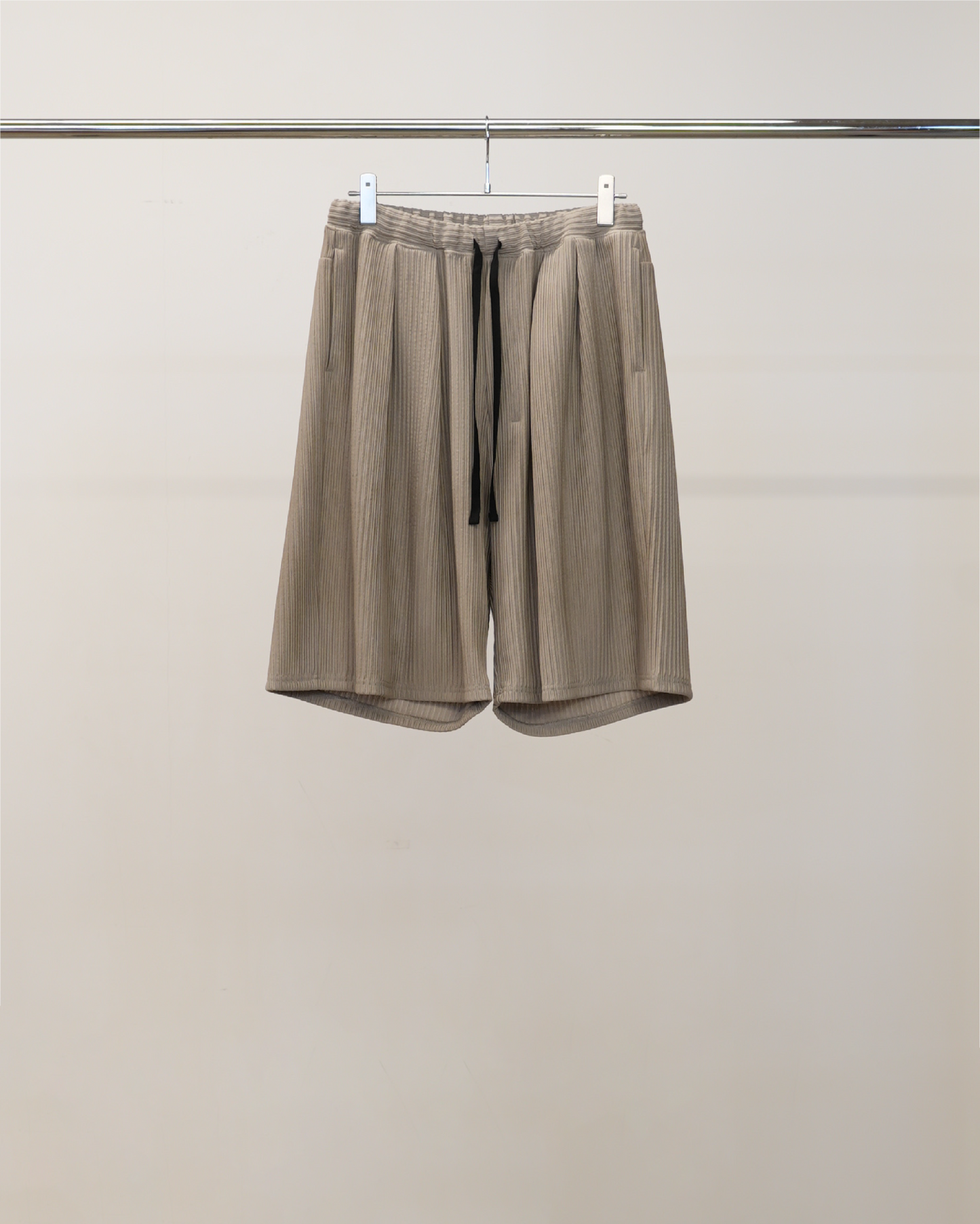 WRINKLED STRIPE TUCK SHORT PANTS(GREIGE)