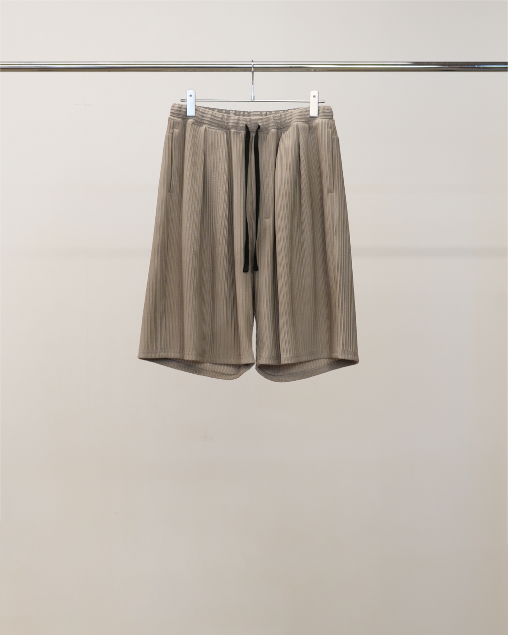 WRINKLED STRIPE TUCK SHORT PANTS(GREIGE)