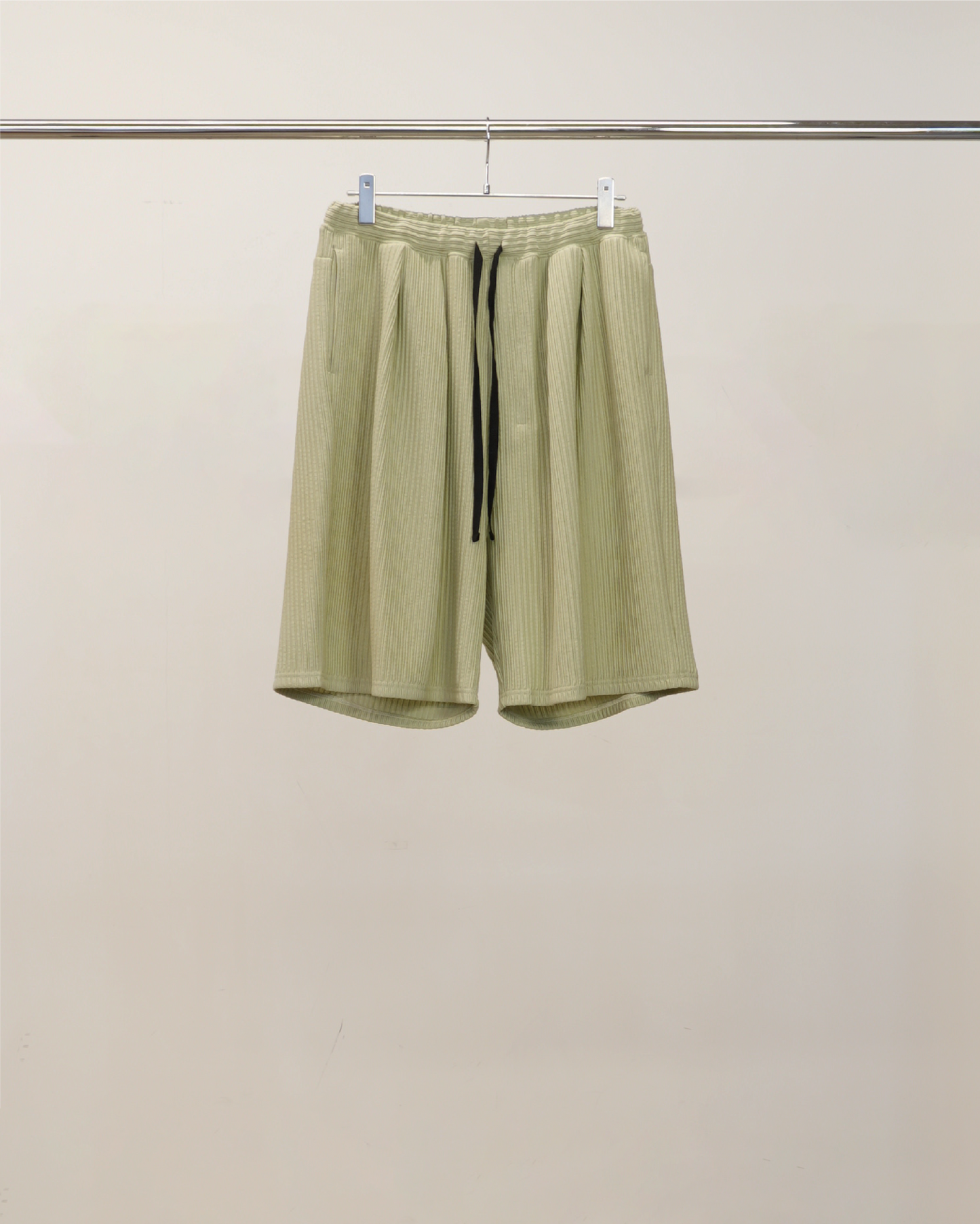 WRINKLED STRIPE TUCK SHORT PANTS(WASABI) – ANCELLM WRINKLED STRIPE TUCK SHORT PANTS(WASABI) – ANCELLM