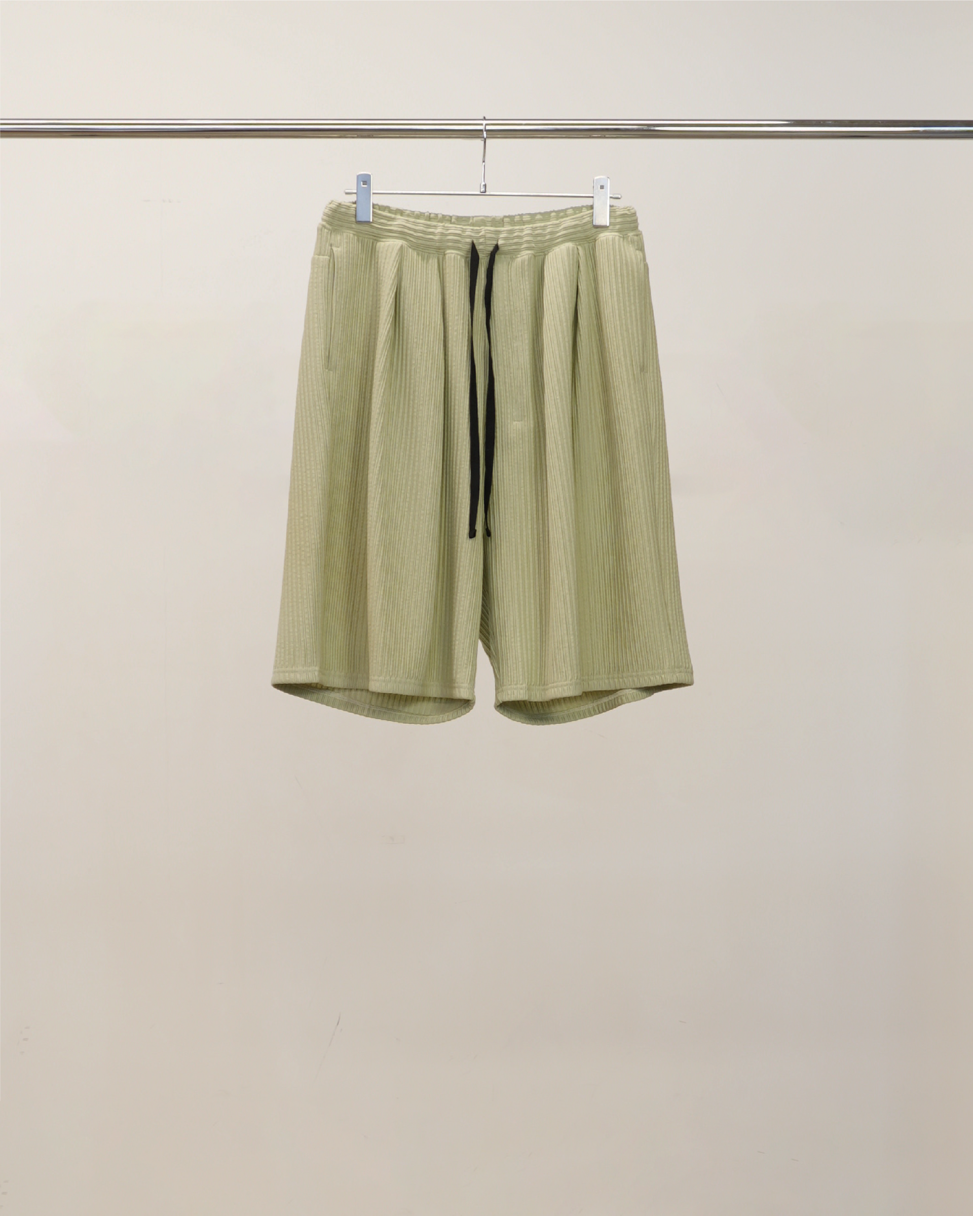 WRINKLED STRIPE TUCK SHORT PANTS(WASABI) – ANCELLM