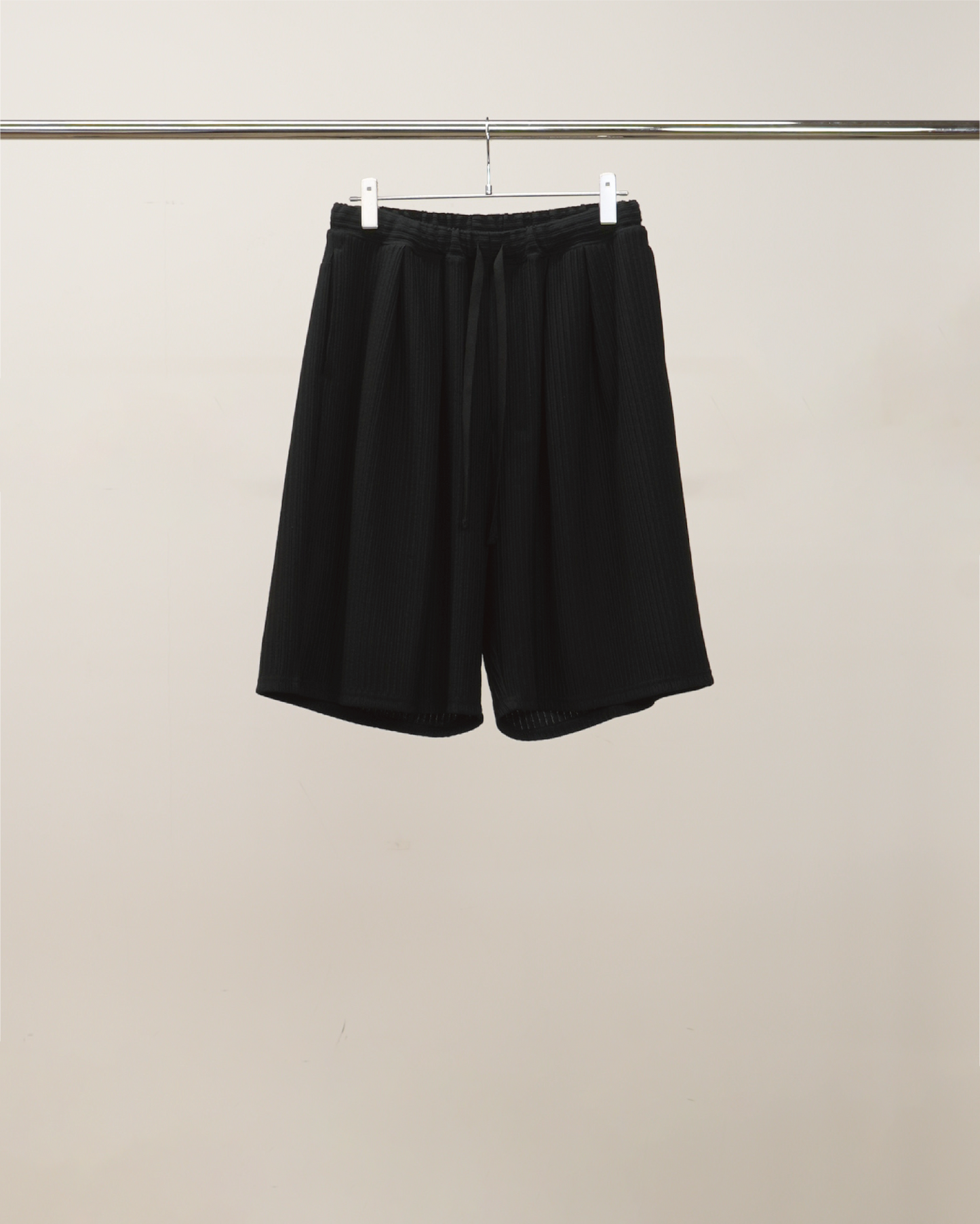 WRINKLED STRIPE TUCK SHORT PANTS(BLACK) – ANCELLM WRINKLED STRIPE TUCK SHORT PANTS(BLACK) – ANCELLM