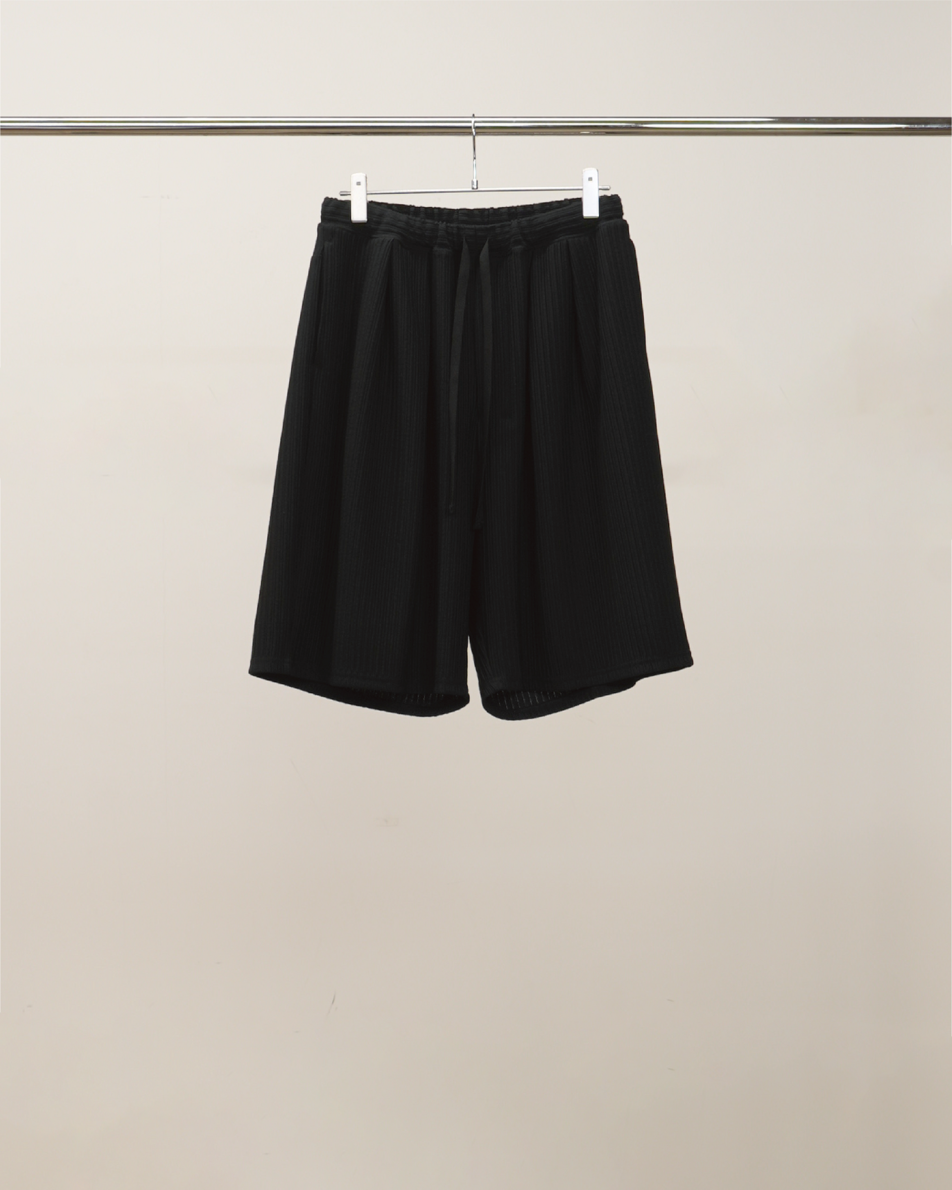[メイ]WRINKLED STRIPE TUCK SHORT PANTS WRINKLED STRIPE TUCK SHORT PANTS(BLACK) – ANCELLM