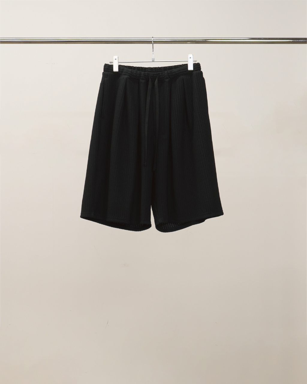 WRINKLED STRIPE TUCK SHORT PANTS(BLACK)