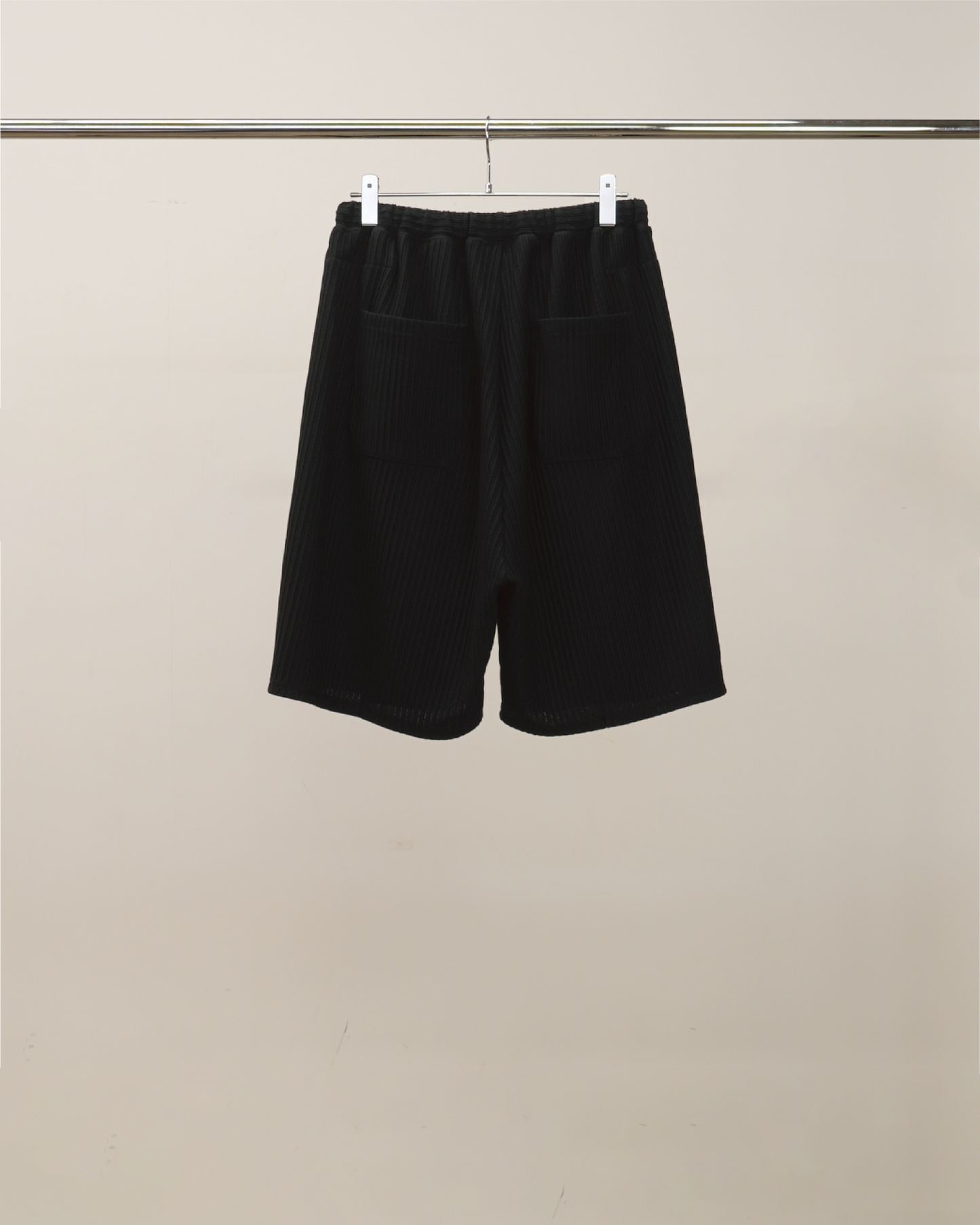WRINKLED STRIPE TUCK SHORT PANTS(BLACK)