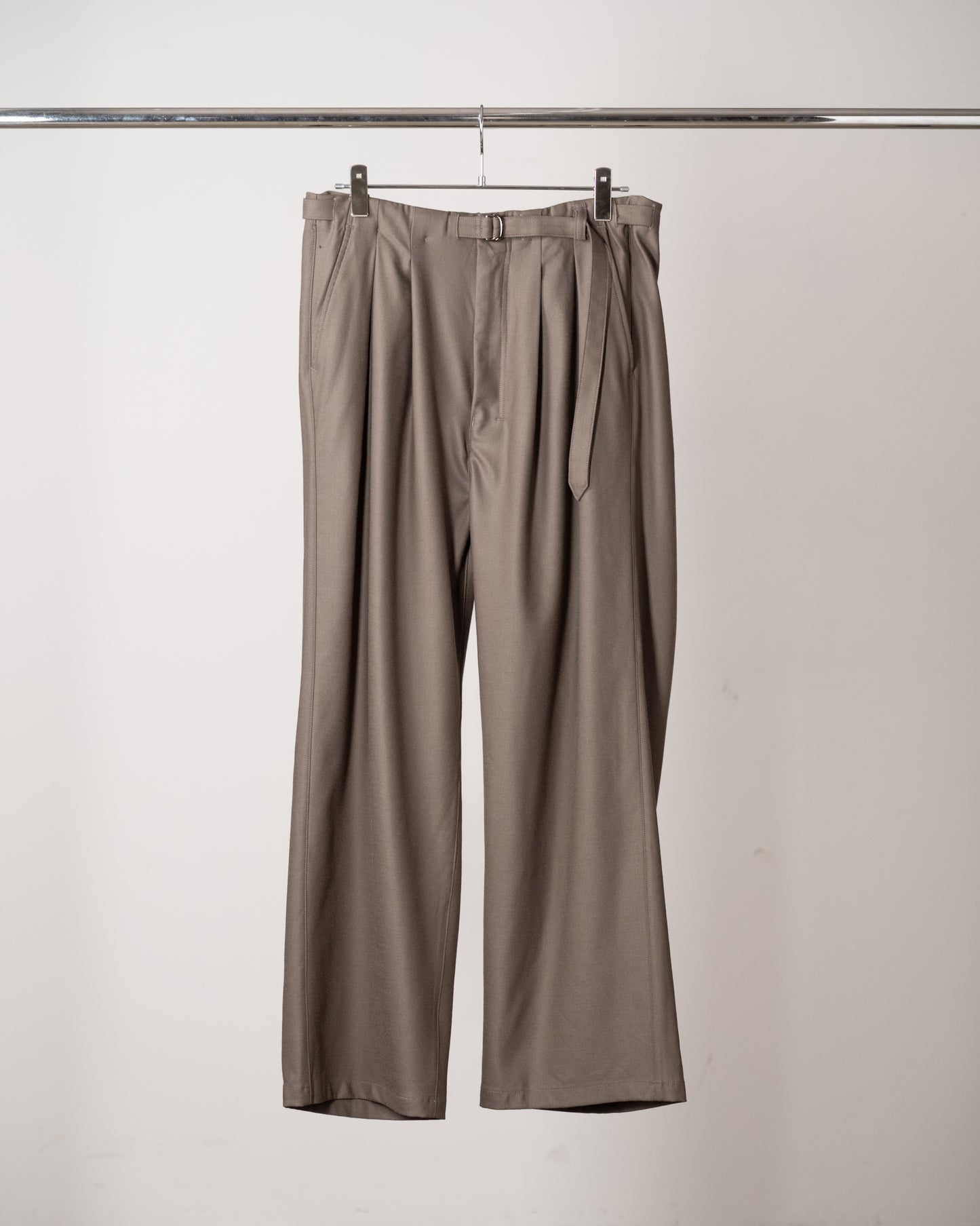 WOOL SATIN BELT-LESS SLACKS(CHARCOAL)