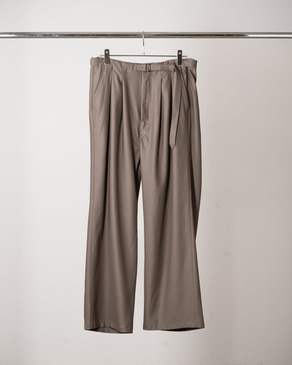 WOOL SATIN BELT-LESS SLACKS(CHARCOAL)