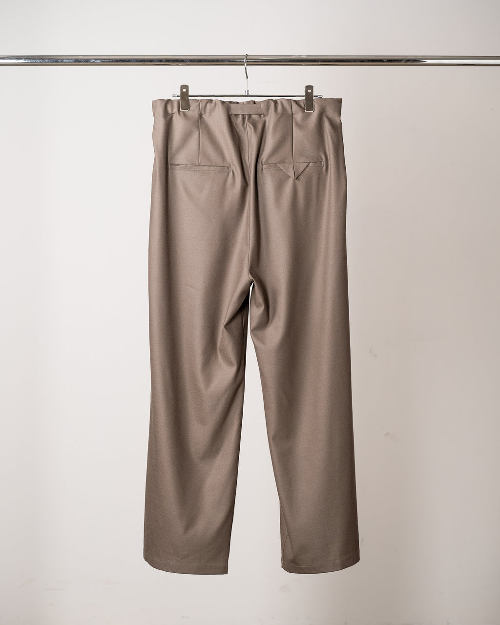 WOOL SATIN BELT-LESS SLACKS(CHARCOAL)