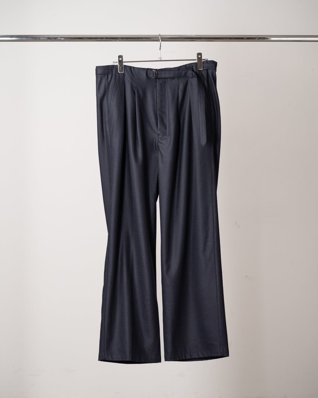 WOOL SATIN BELT-LESS SLACKS(NAVY)