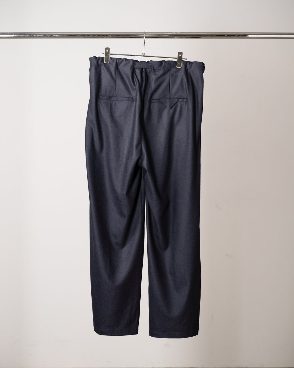 WOOL SATIN BELT-LESS SLACKS(NAVY)
