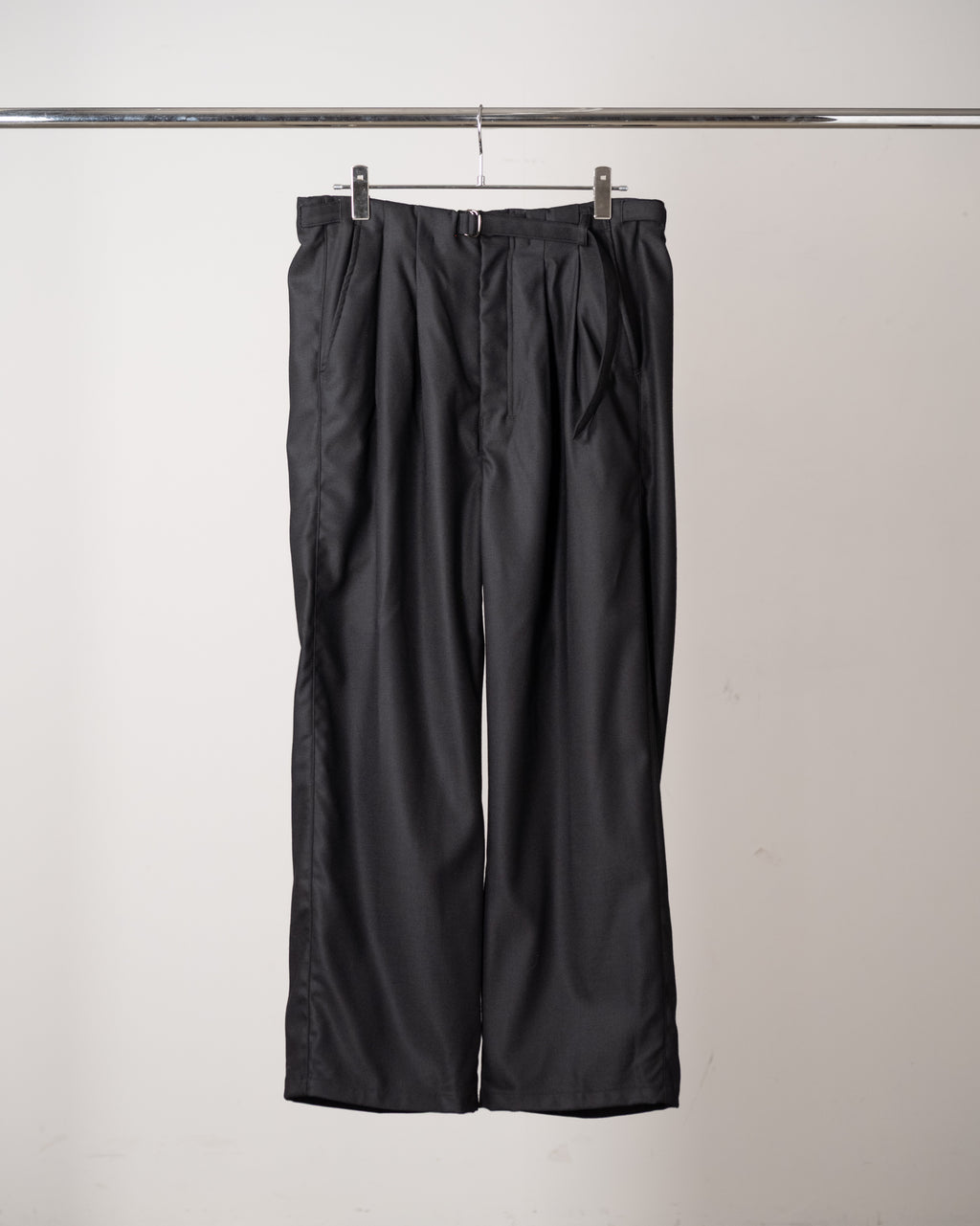WOOL SATIN BELT-LESS SLACKS(BLACK)