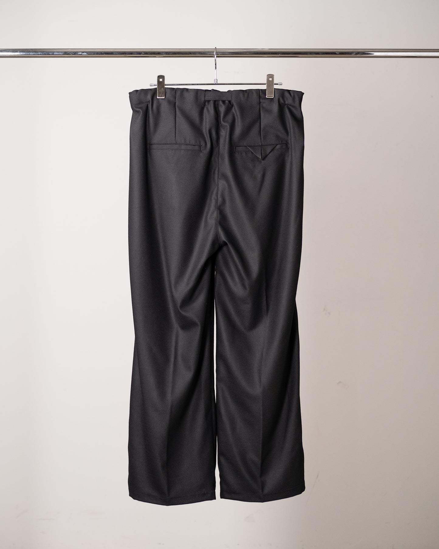 WOOL SATIN BELT-LESS SLACKS(BLACK)