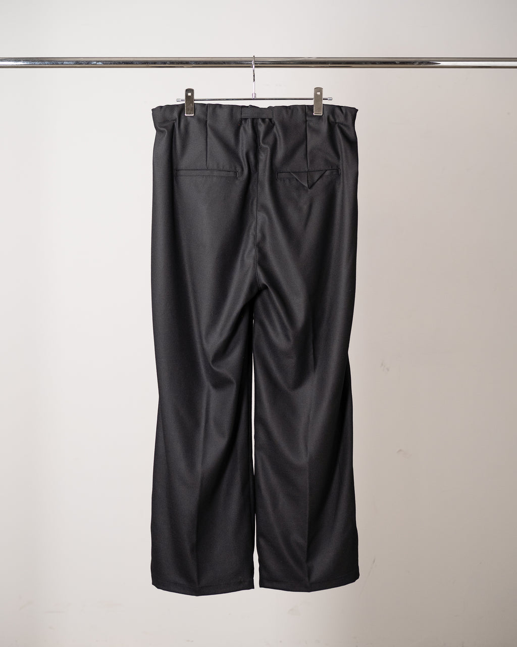WOOL SATIN BELT-LESS SLACKS(BLACK)