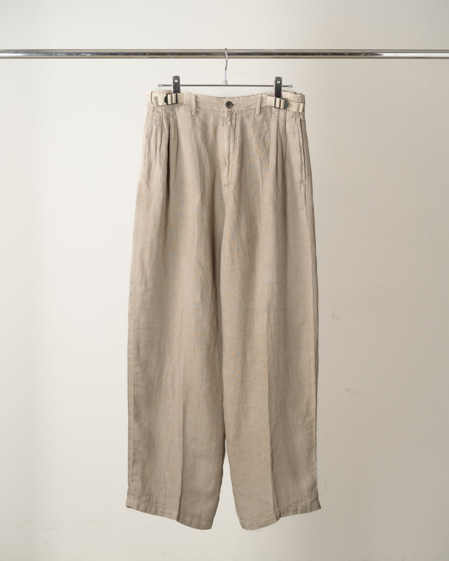 BELTED LINEN TUCK SLACKS(BEIGE)
