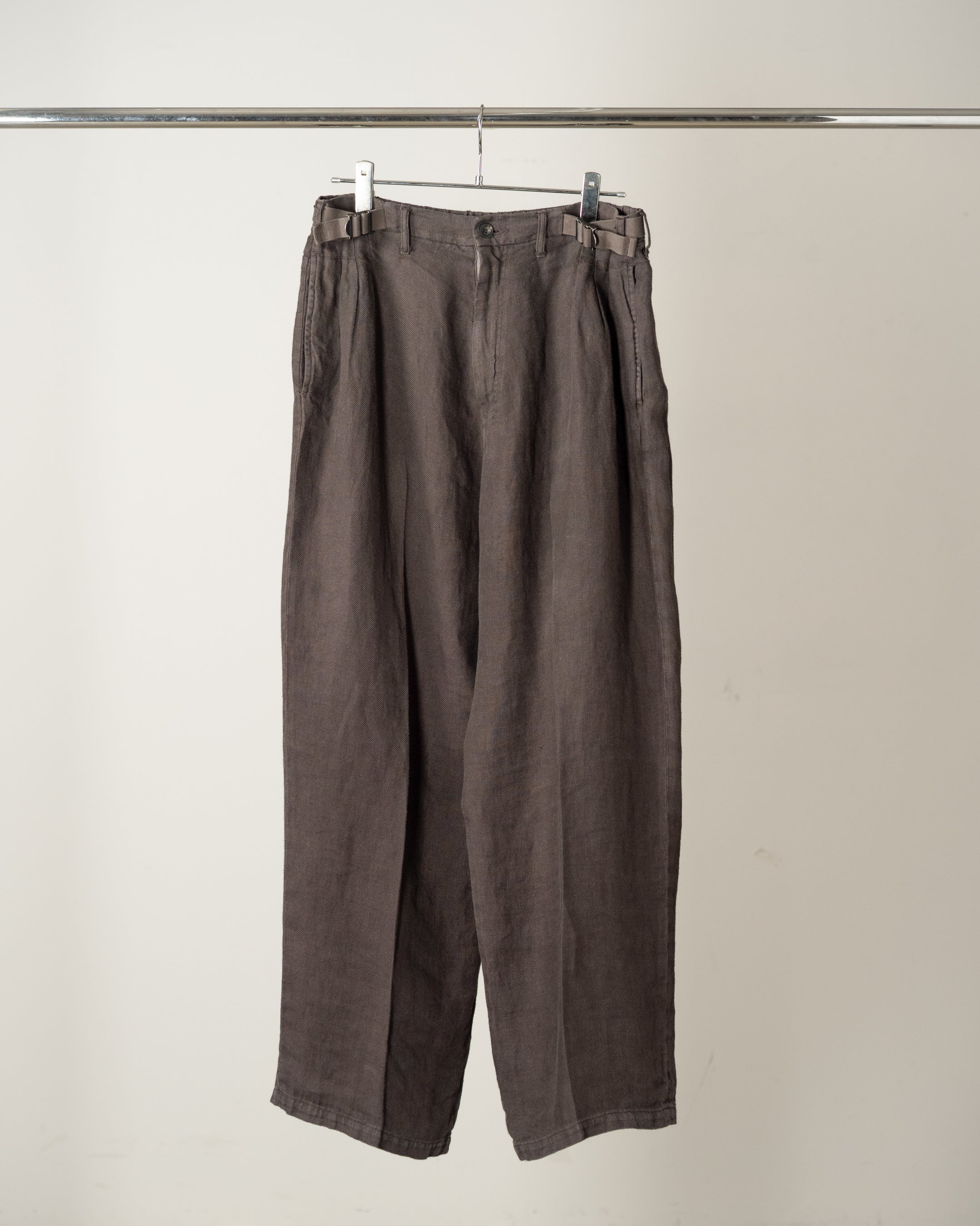BELTED LINEN TUCK SLACKS(BROWN) – ANCELLM