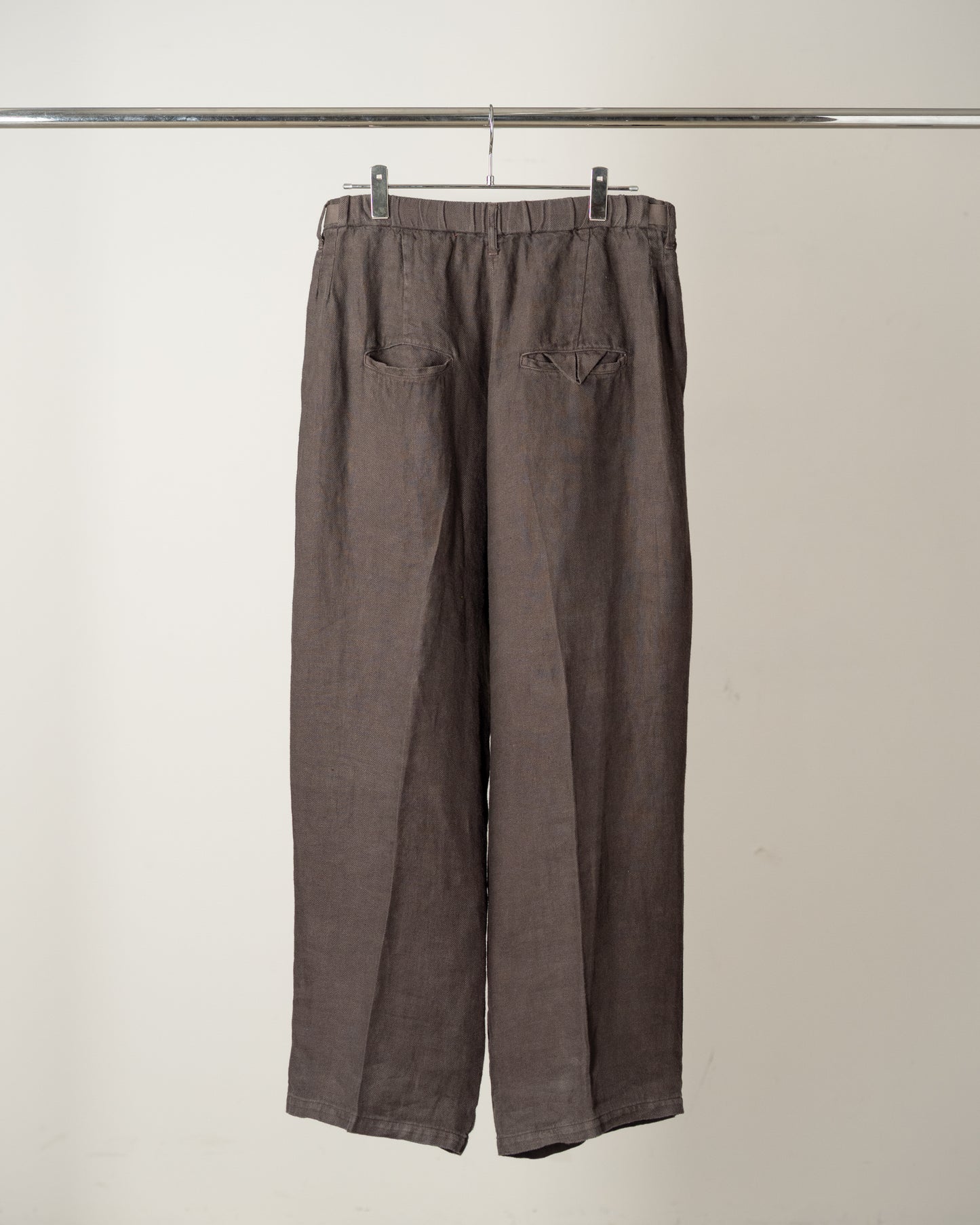 BELTED LINEN TUCK SLACKS(BROWN)