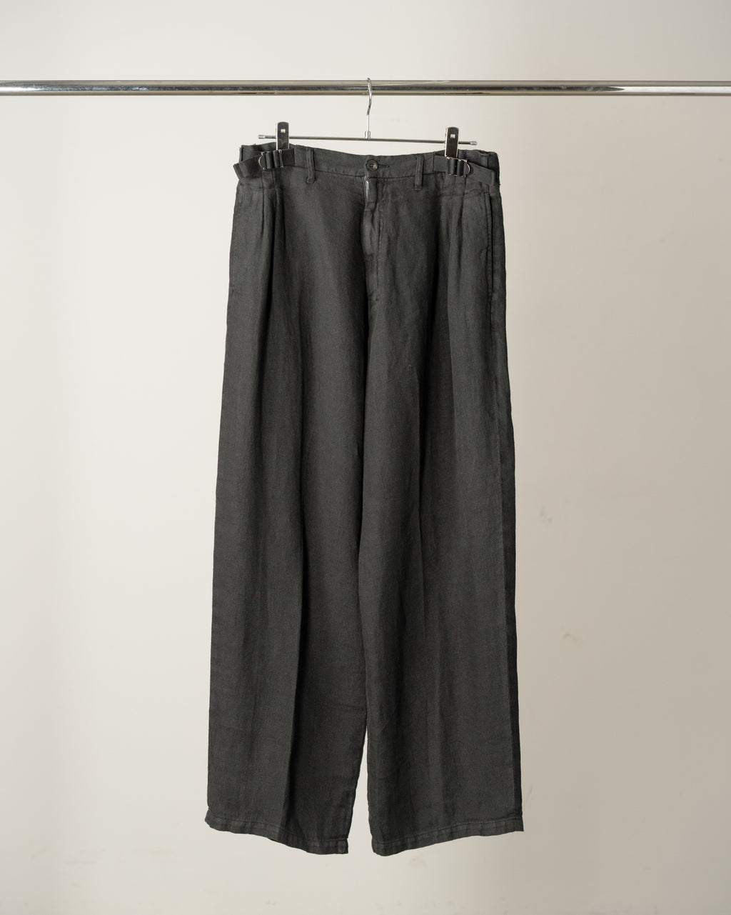 BELTED LINEN TUCK SLACKS(BLACK)