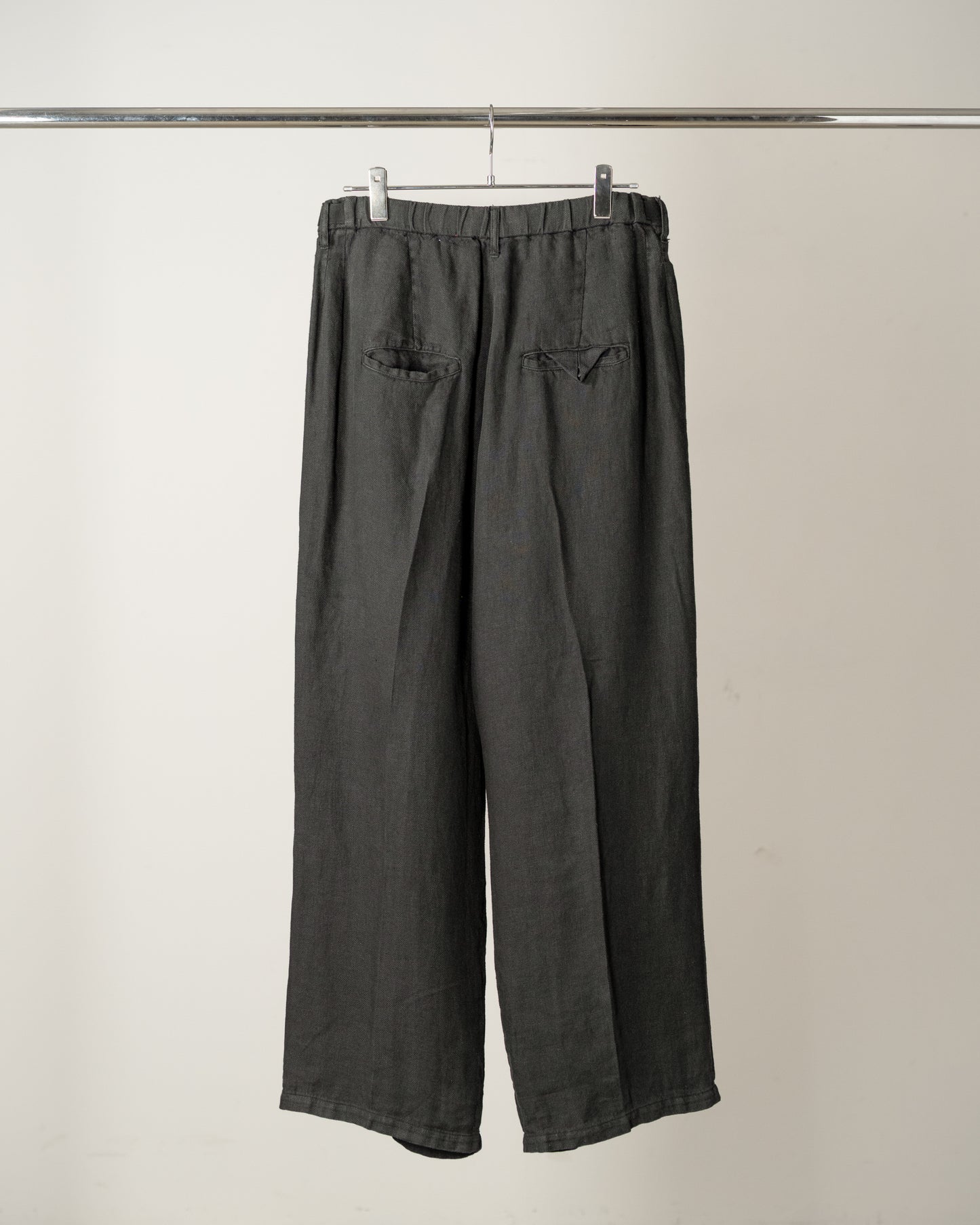 BELTED LINEN TUCK SLACKS(BLACK)