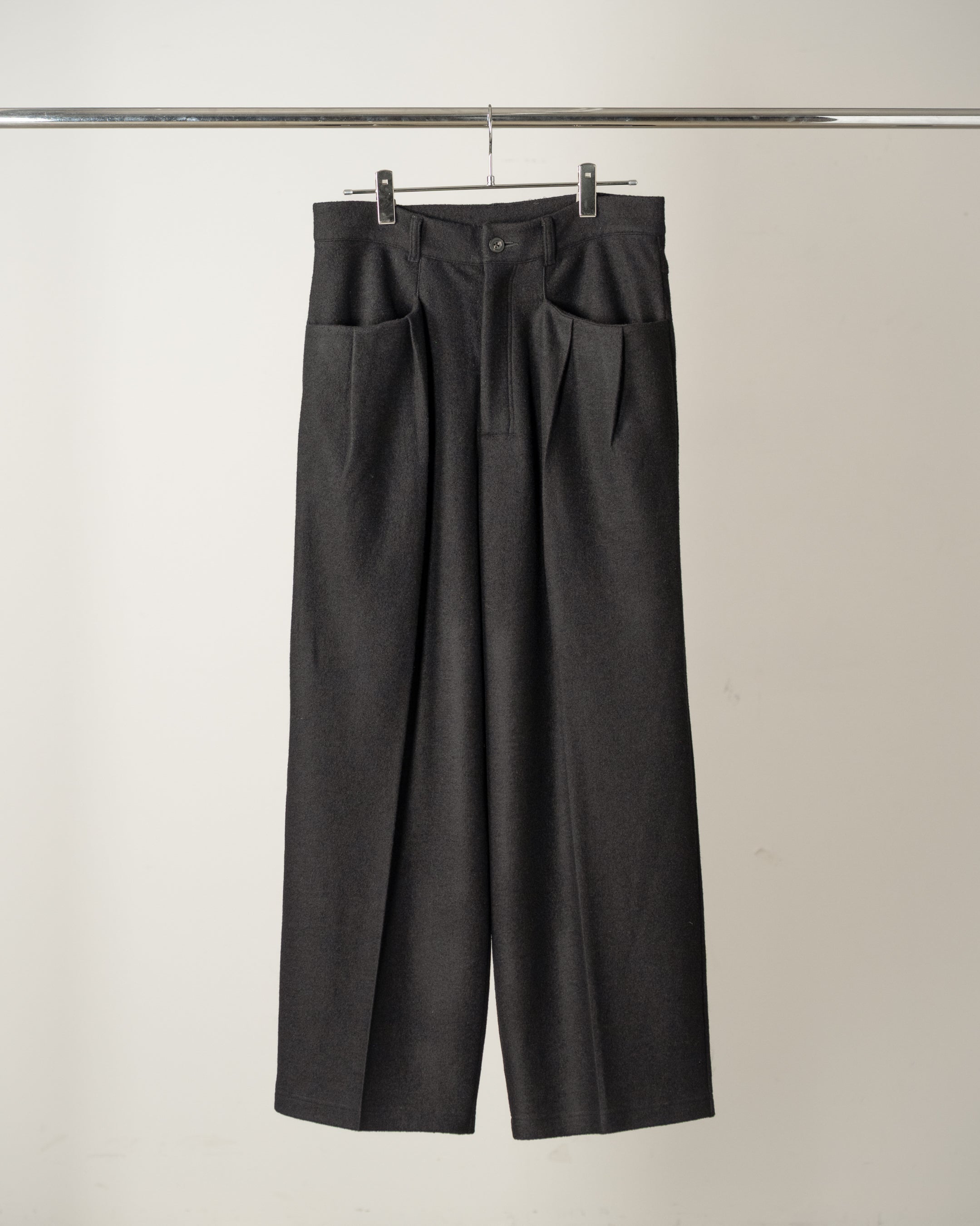 WOOL CUT WIDE TUCK SLACKS(BLACK) – ANCELLM