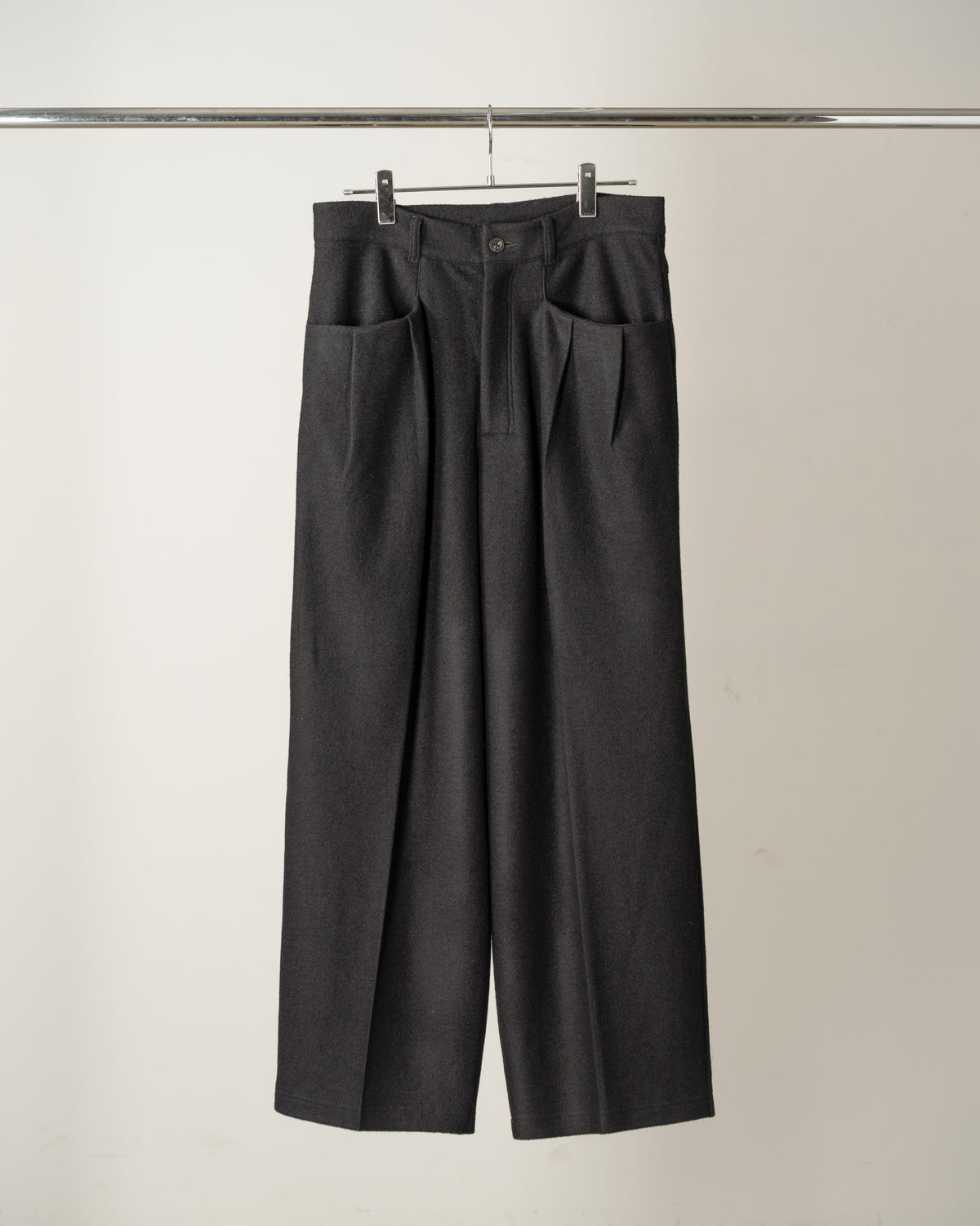 WOOL CUT WIDE TUCK SLACKS(BLACK)